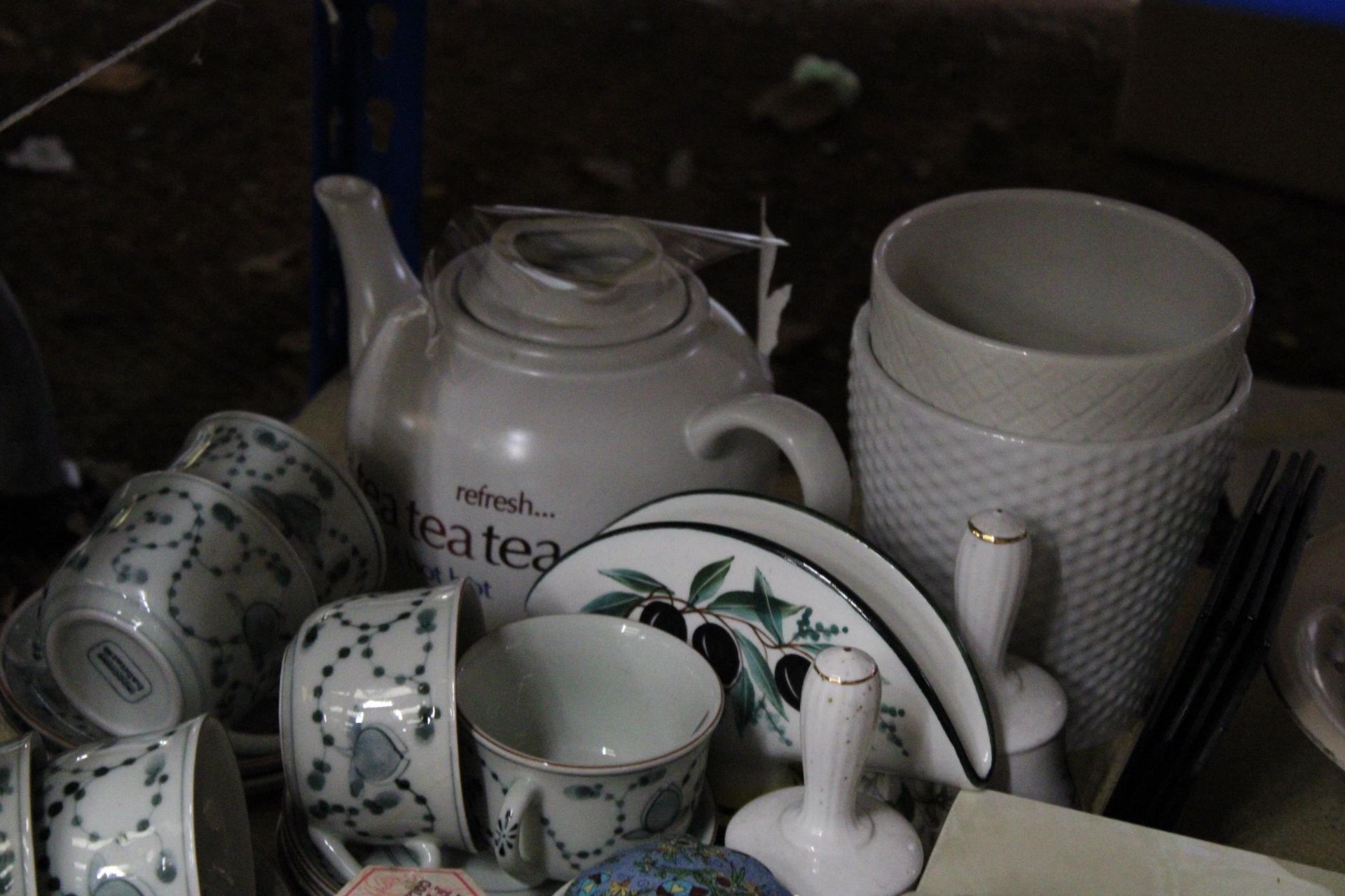 A LARGE MIXED LOT TO INCLUDE PLACEMATS, SPODE COASTERS, TEAPOTS, PLANTERS, ETC., - Image 2 of 6