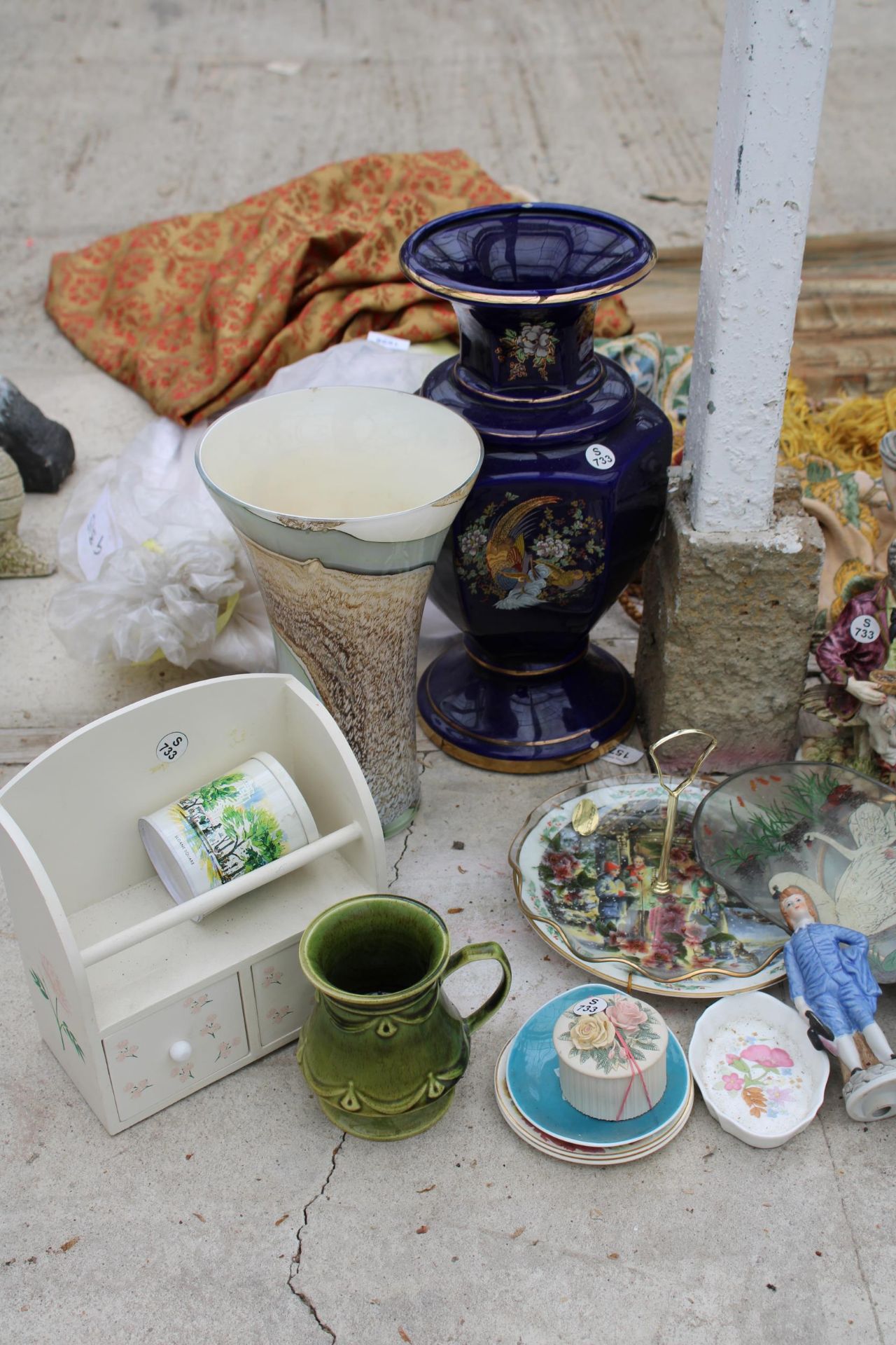 AN ASSORTMENT OF ITEMS TO INCLUDE CERAMIC VASES, FIGURES AND BOOKS ETC - Image 3 of 4