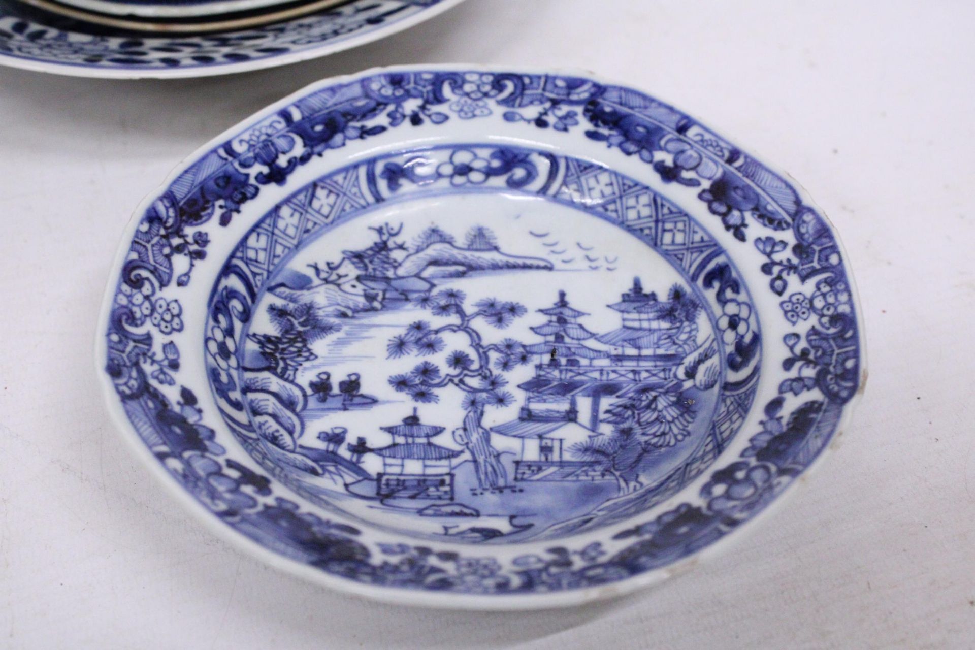 A COLLECTION OF CHINESE BLUE AND WHITE PORCELAIN TO INCLUDE A SMALL VASE, BOWL, PLATES, TEACUP ON - Image 3 of 5