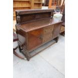 A MID 20TH CENTURY OAK SIDEBOARD WITH RAISED BACK, PINEAPPLE COLUMNS AND FRONT LEGS, LABELLED A.