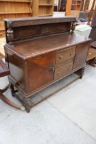 A MID 20TH CENTURY OAK SIDEBOARD WITH RAISED BACK, PINEAPPLE COLUMNS AND FRONT LEGS, LABELLED A.