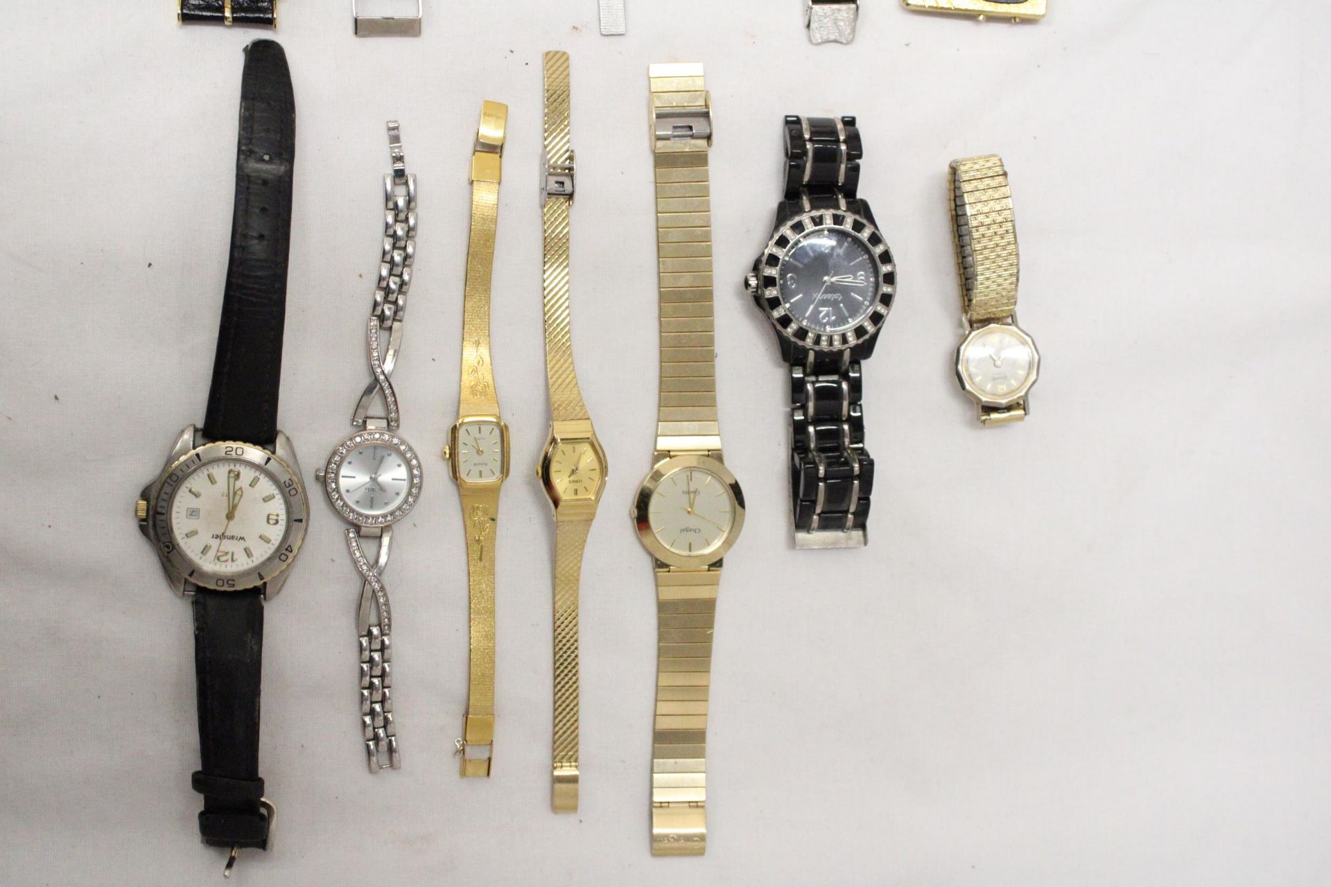 A MIXED LOT OF VINTAGE MECHANICAL AND QUARTZ WATCHES - Image 4 of 4