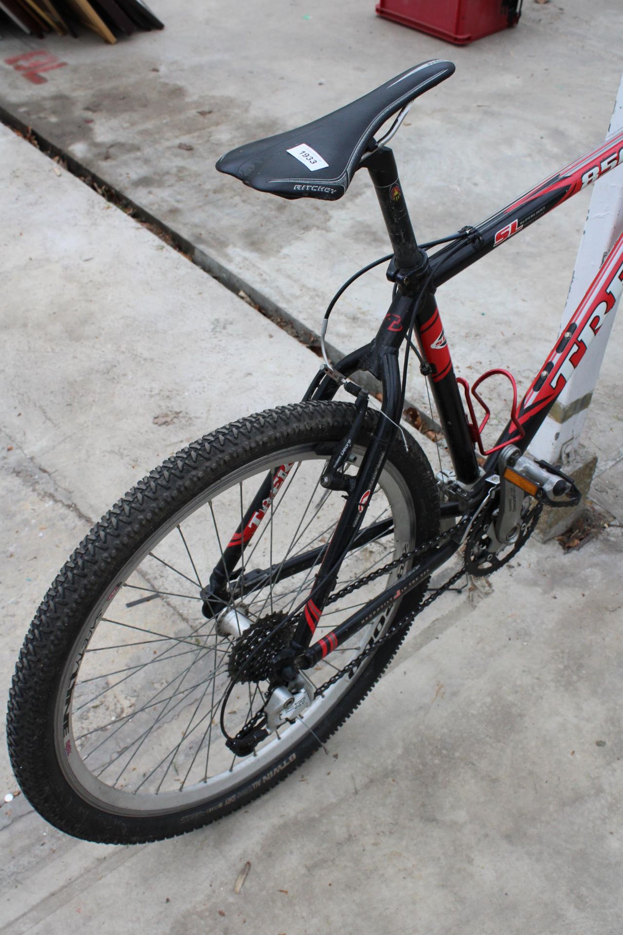 A TREK 8500 MOUNTAIN BIKE WITH 24 SPEED SHIMANO GEAR SYSTEM - Image 2 of 3