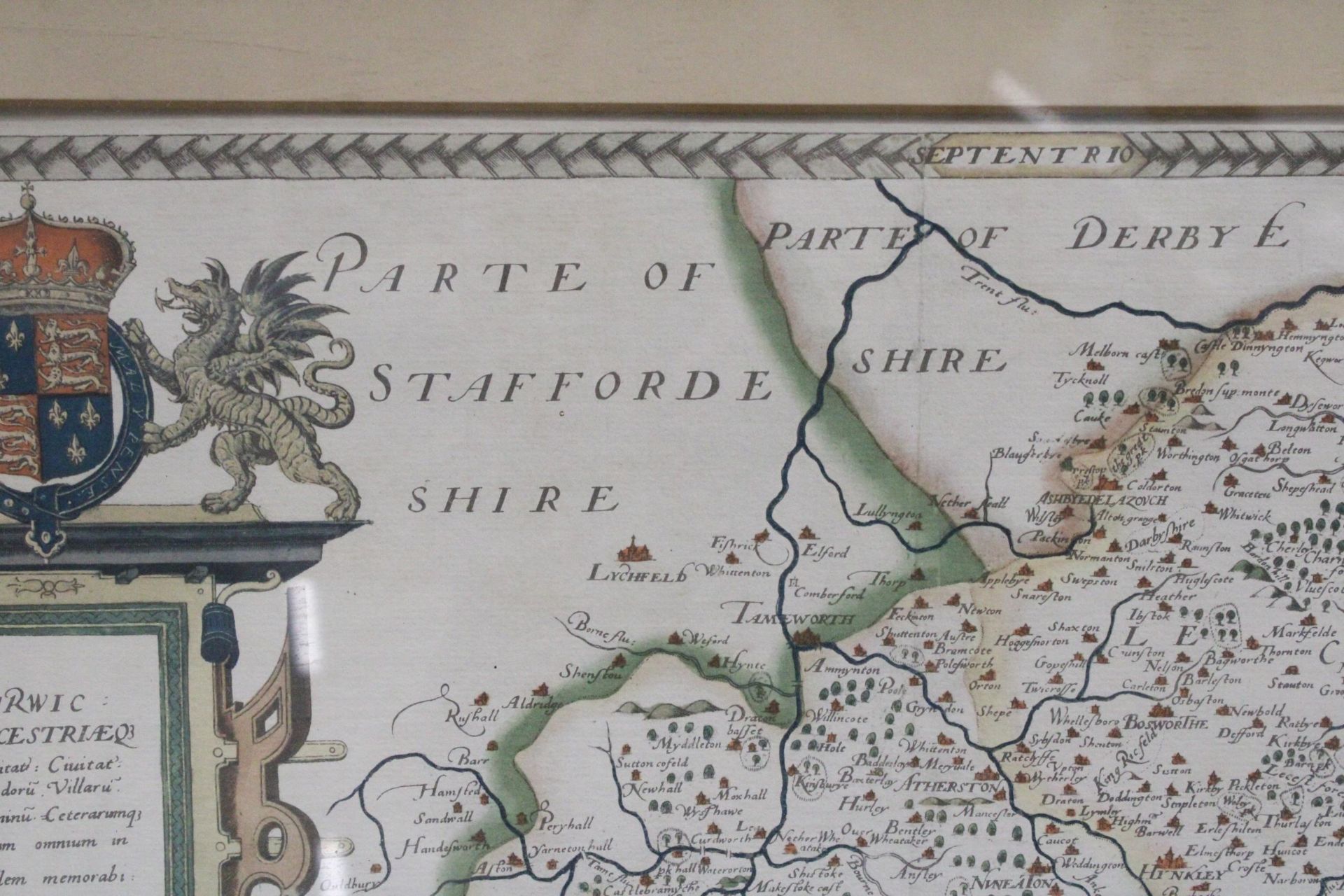 TWO FRAMED PRINTS OF MAPS TO INCLUDE SAXTON'S MAP OF HERTFORDSHIRE, 1577, PLUS WARWICKSHIRE, - Image 4 of 6