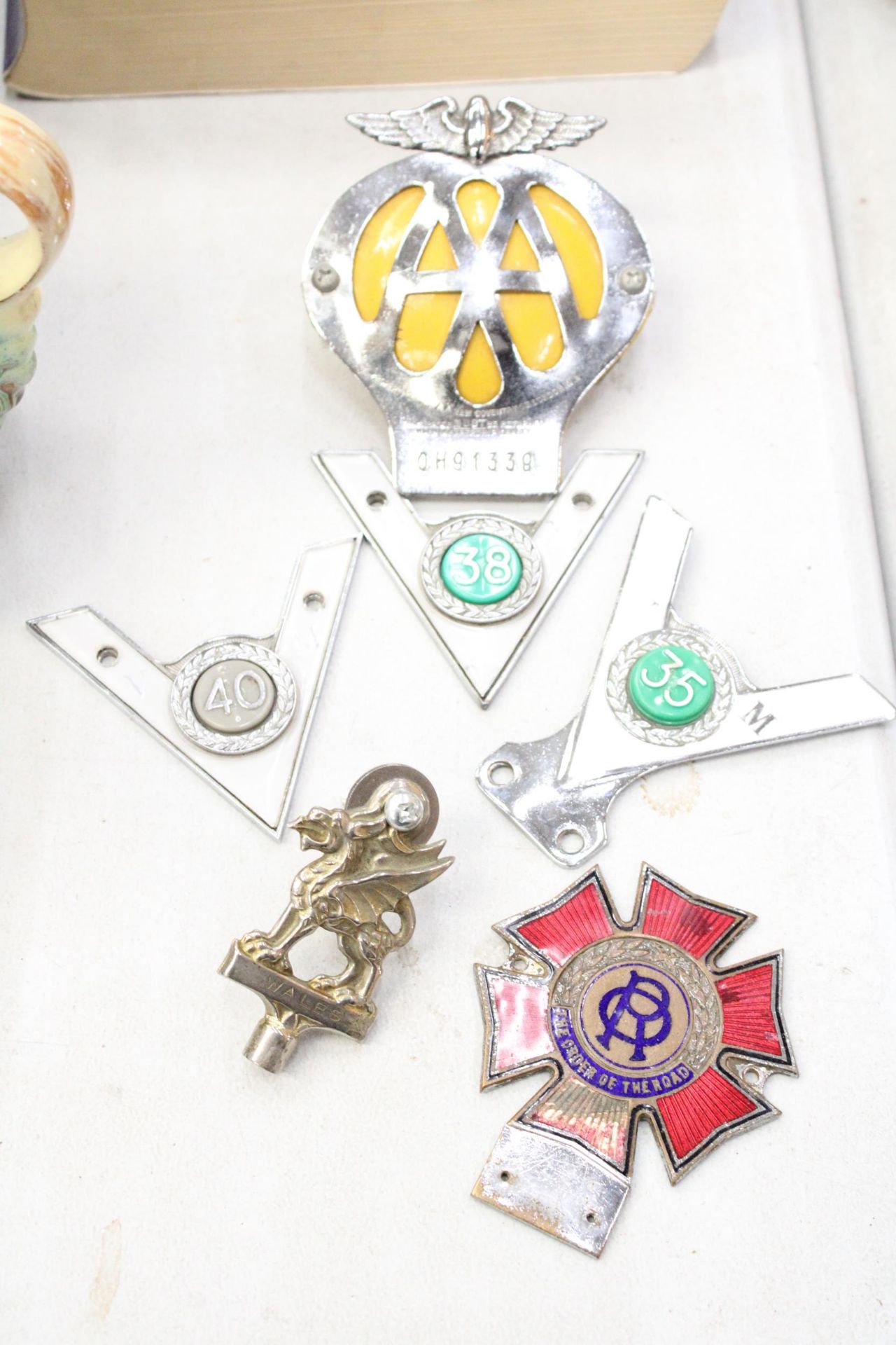 A QUANTITY OF VINTAGE CAR BADGES TO INCLUDE THE AA, VETERAN MOTORISTS ASSOCIATION CAR CLUB BADGES