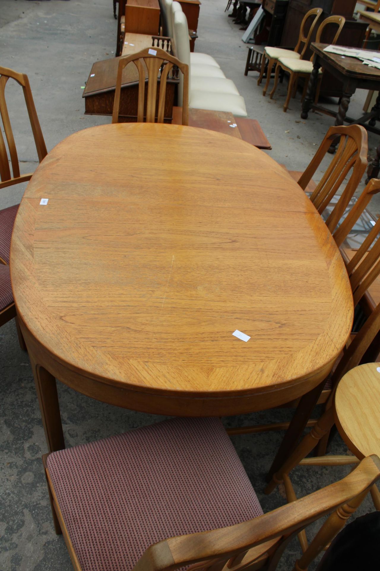 A RETRO TEAK EXTENDING DINING TABLE, 60" X 39" (LEAF 21") AND SIX DINING CHAIRS - Bild 3 aus 6