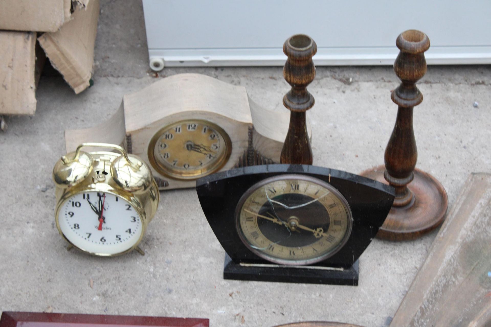 AN ASSORTMENT OF VINTAGE ITEMS TO INCLUDE A FAN, A PARASOL AND CLOCKS ETC - Image 2 of 5