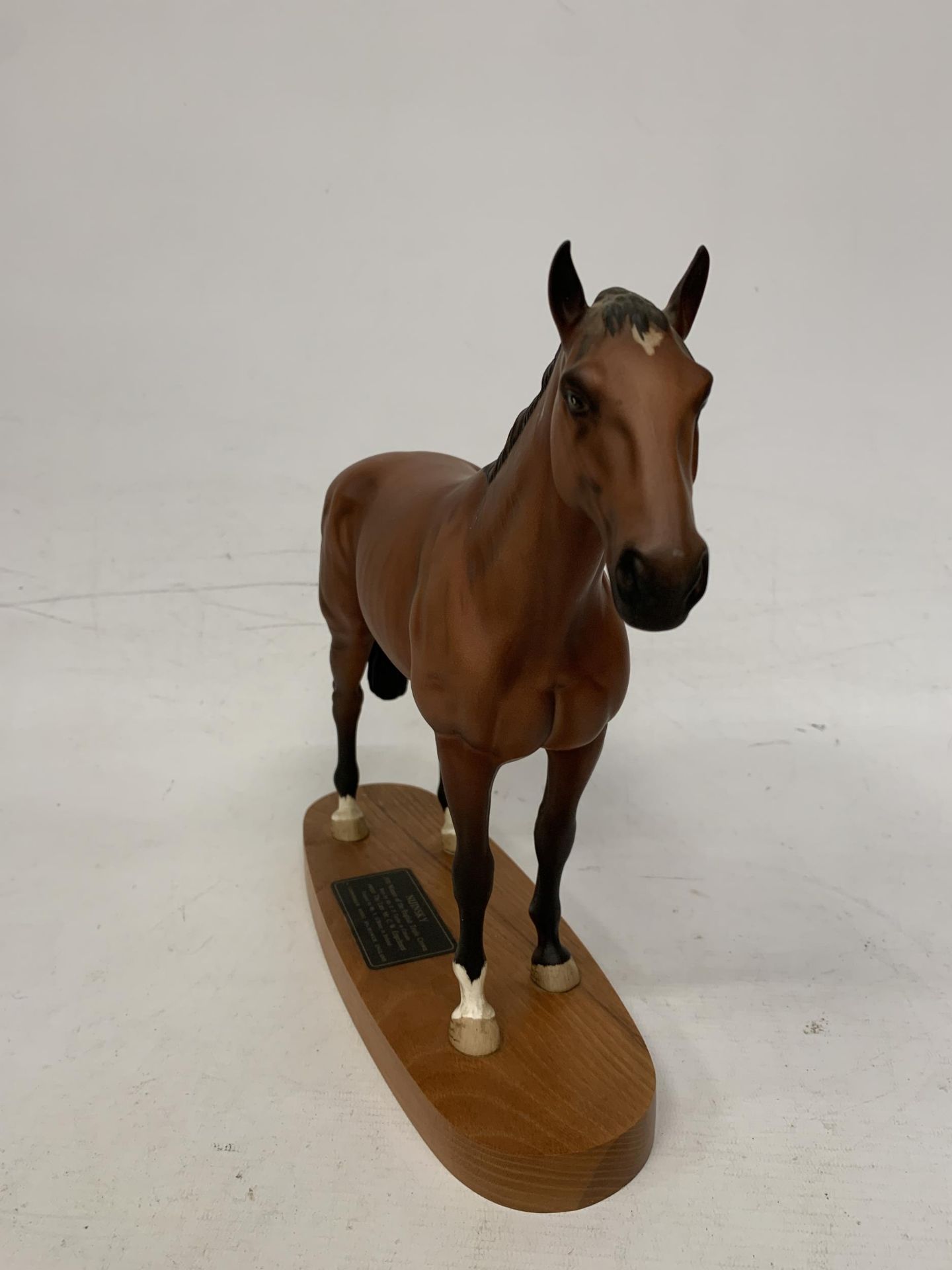 A BESWICK "NIJINSKY" HORSE FIGURINE FROM THE CONNOISSEUR HORSES SERIES WINNER OF THE TRIPLE CROWN - Image 2 of 5
