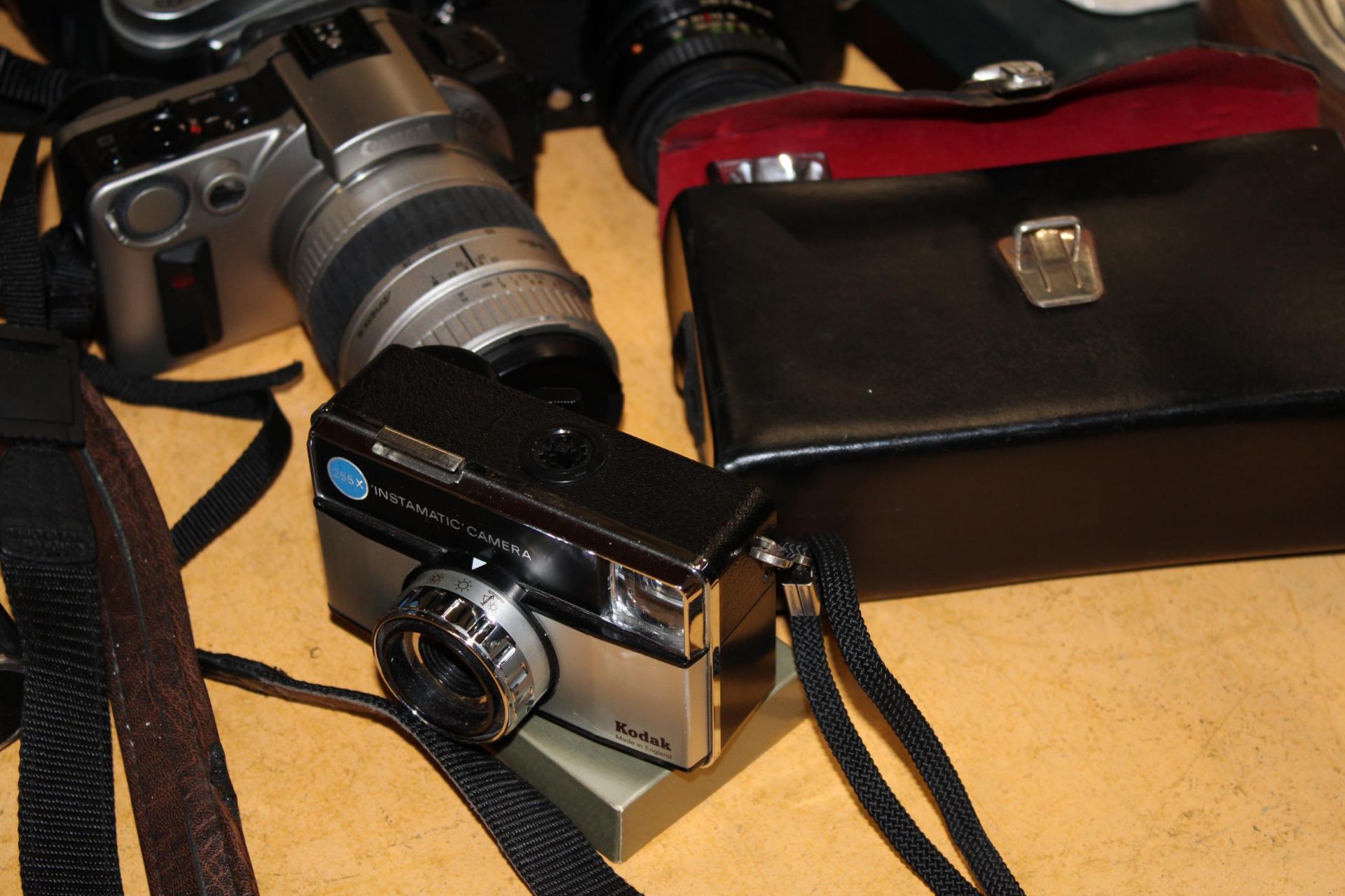 A LARGE COLLECTION OF VINTAGE CAMERAS AND ACCESSORIES TO INCLUDE, CANON EOS 1X, PENTAFLEX SL, - Image 4 of 6