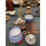 A COLLECTION OF ORIENTAL ITEMS TO INCLUDE A VASE, BOWLS AND PLATES, CUPS AND SAUCERS, A METAL