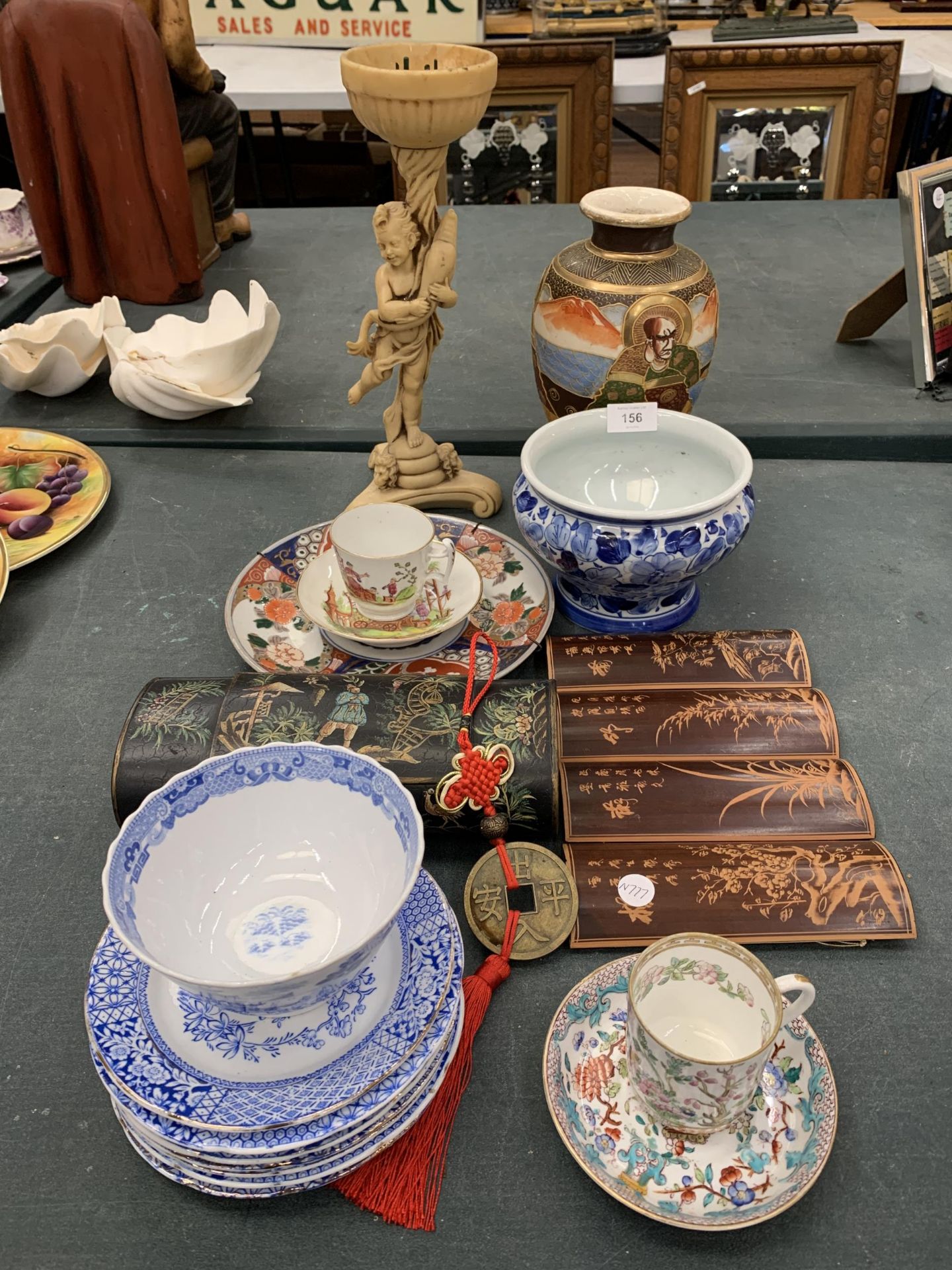 A COLLECTION OF ORIENTAL ITEMS TO INCLUDE A VASE, BOWLS AND PLATES, CUPS AND SAUCERS, A METAL