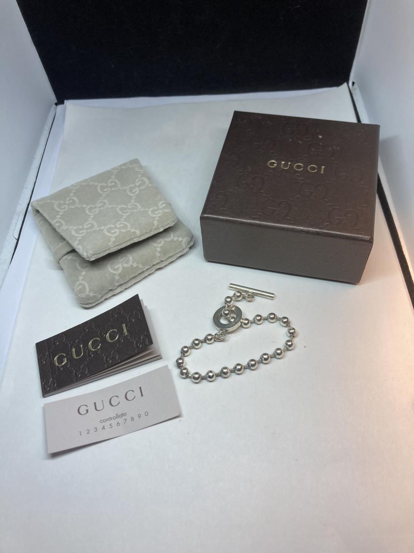 A GENUINE GUCCI SILVER BOULE CHAIN BRACELET APPROXIMATLY 18CM LONG IN ORIGINAL PRESENTATION BOX WITH