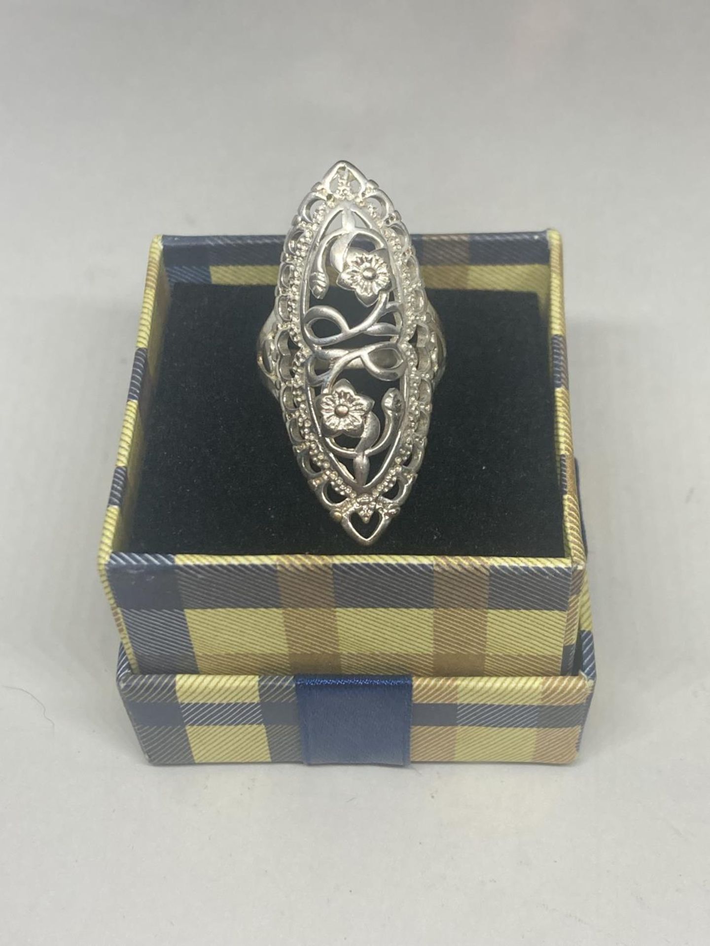 A MARKED 925 LARGE DECORATIVE FLORAL RING IN A PRESENTATION BOX
