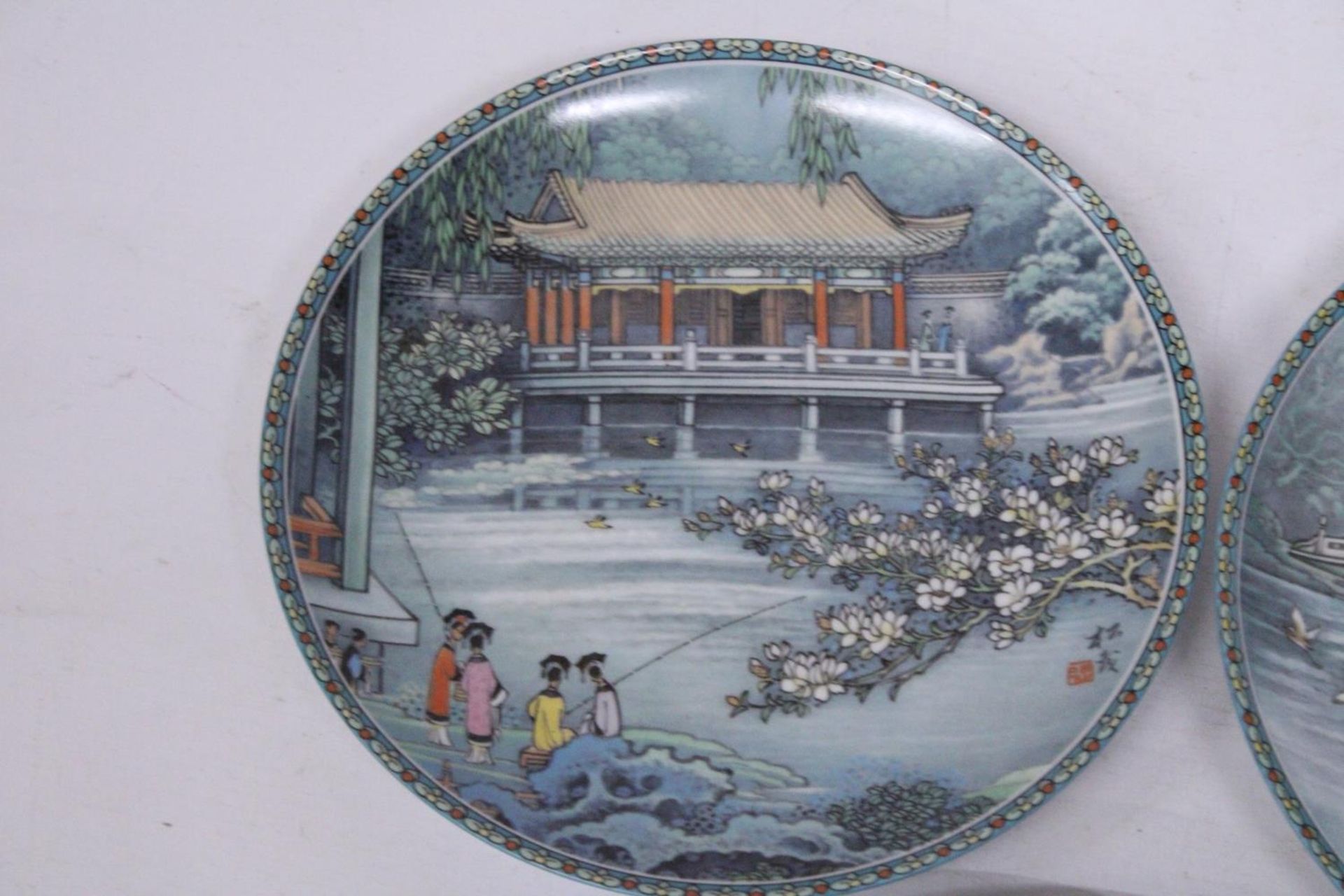 FIVE VINTAGE IMPERIAL JINGDEZHEN PORCELAIN PLATES SCENES FROM THE SUMMER PALACE - 21 CM - Image 2 of 8