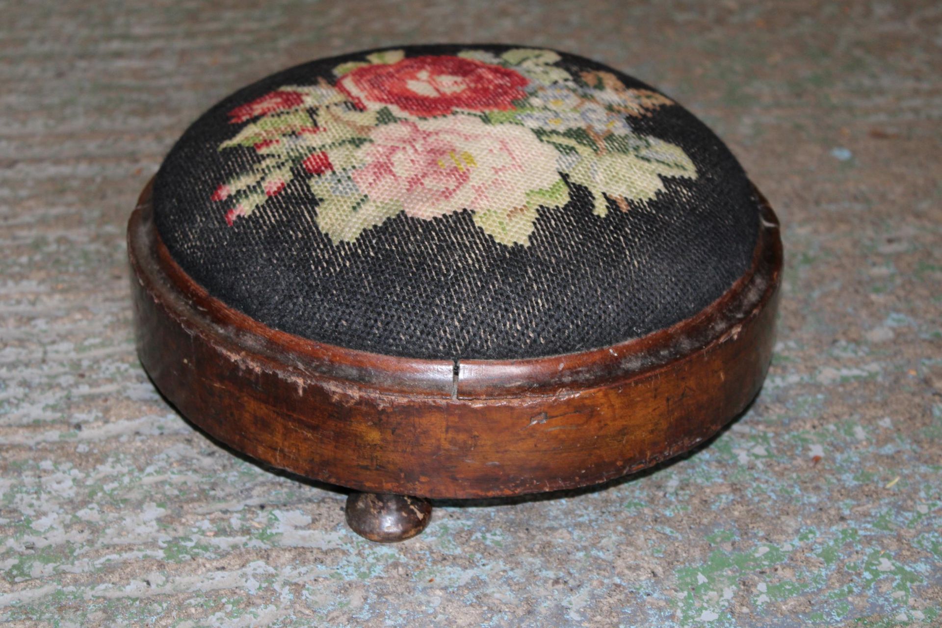 A VICTORIAN MAHOGANY FOOTSTOOL WITH TAPESTRY TOP - Bild 2 aus 4