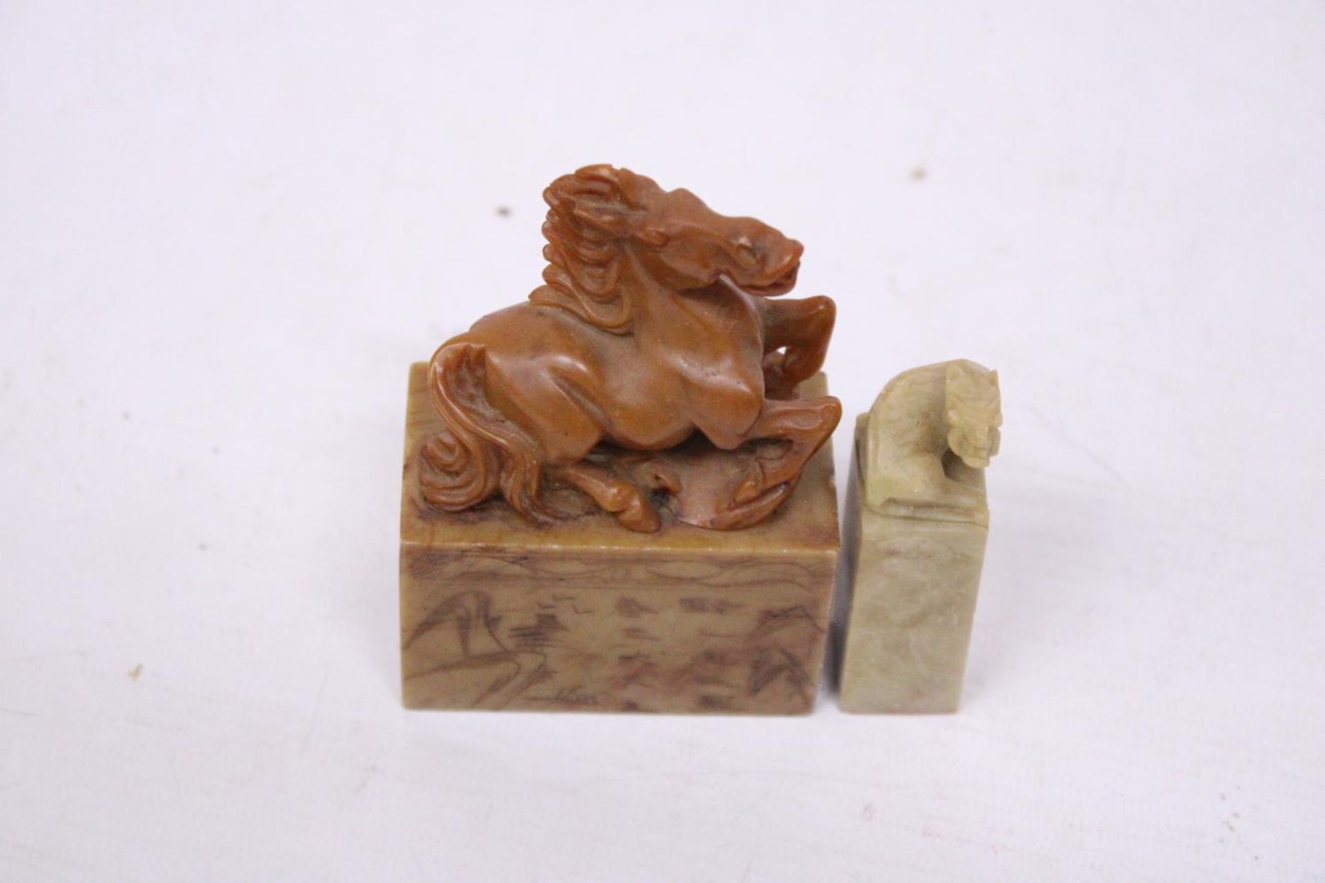 A CHINESE CARVED SOAPSTONE SEAL DEPICTING A REARING HORSE TOGETHER WITH A LION SEAL CARVING - Image 6 of 6
