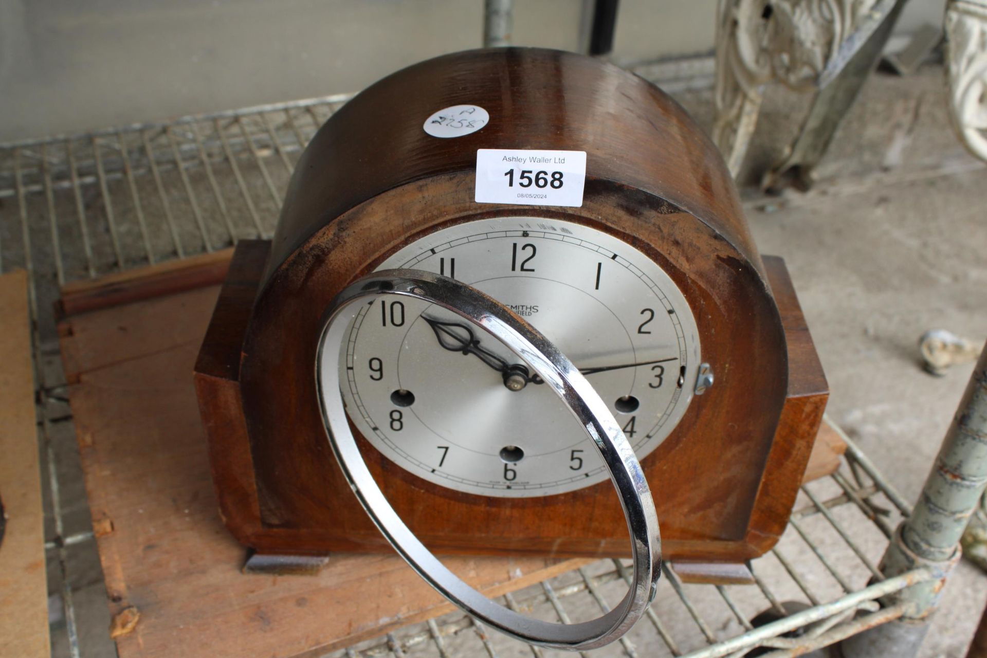 A MAHOGANY SMITHS WESTMINISTER CHIMING MANTLE CLOCK