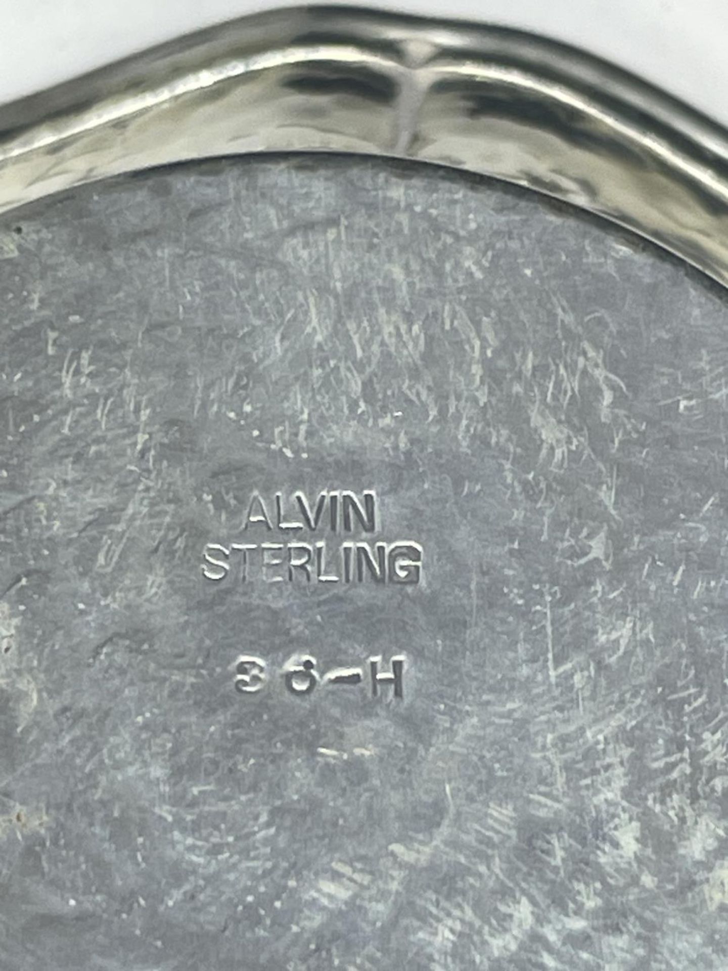 A STERLING SILVER CIRCULAR DISH GROSS WEIGHT 19.91 GRAMS - Bild 3 aus 3