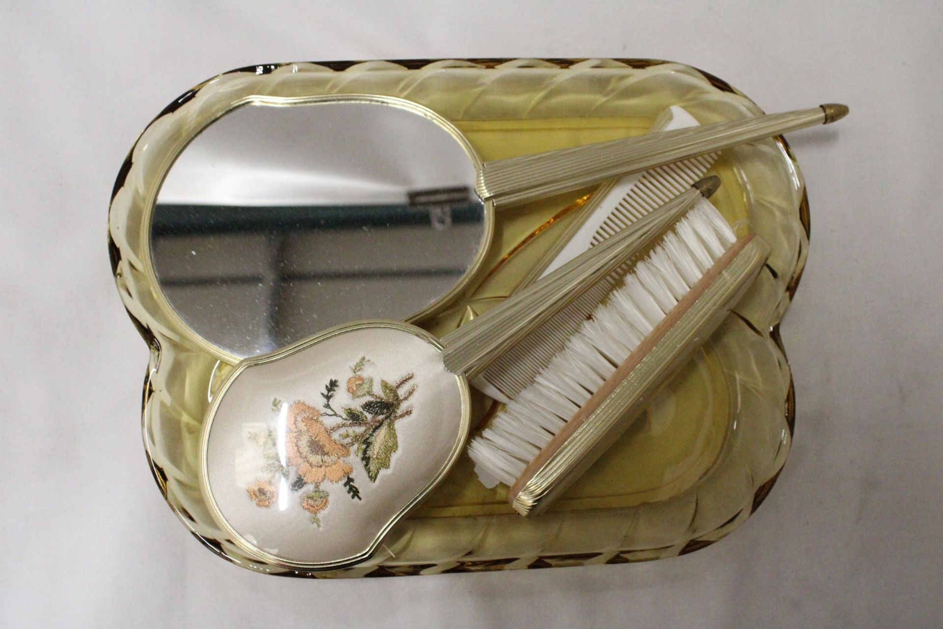 A VINTAGE DRESSING TABLE BRUSH TO INCLUDE, GLAS TRAY, TWO BRUSHES, A MIRROR AND COMB, WITH - Image 2 of 6