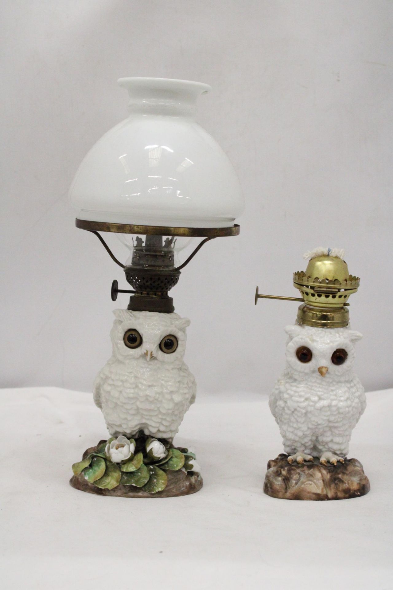 TWO VINTAGE OIL LAMPS WITH OWL BASES, ONE MISSING THE SHADE, HEIGHT 35CM - Image 2 of 7