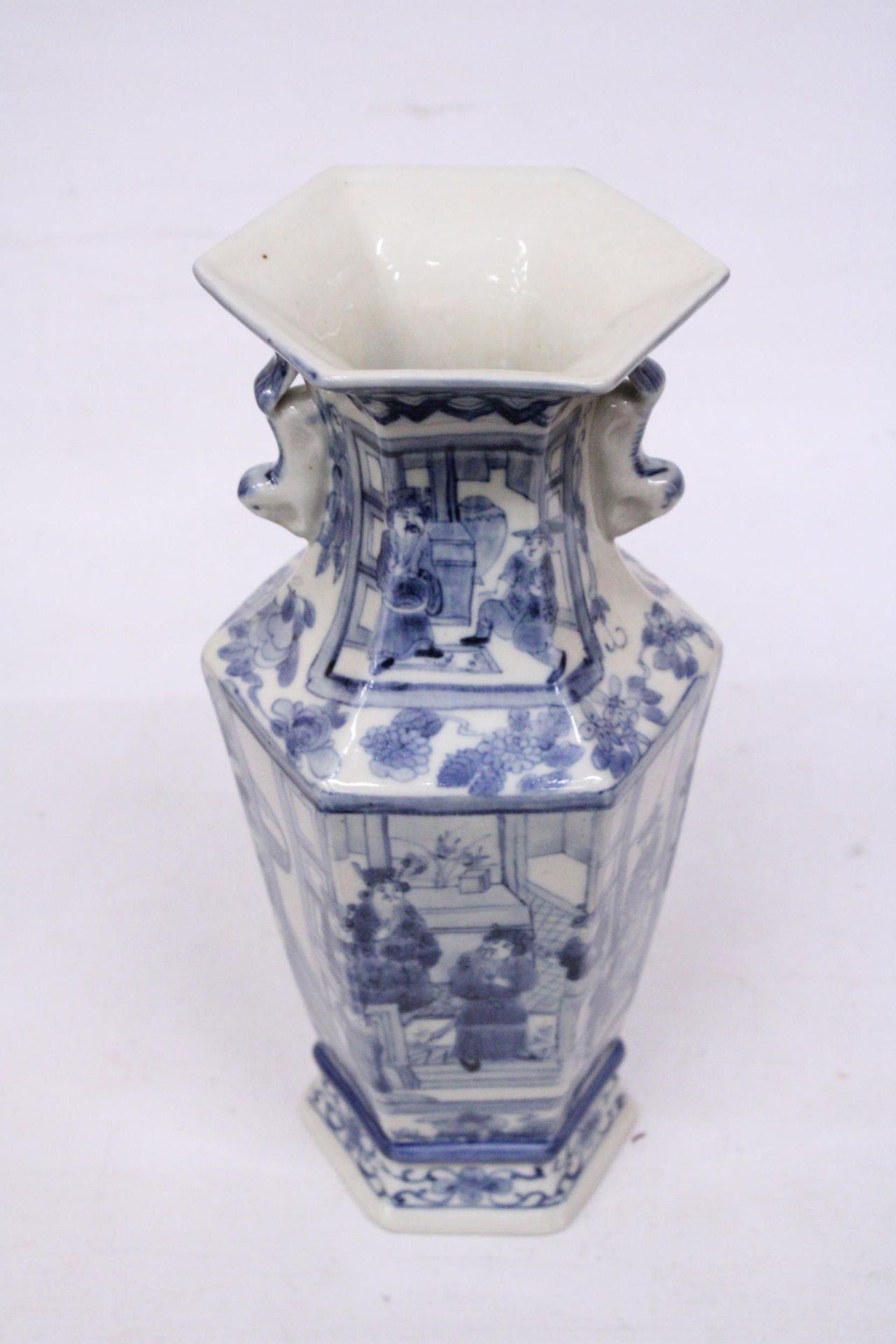 A CHINESE BLUE AND WHITE HAND PAINTED VASE