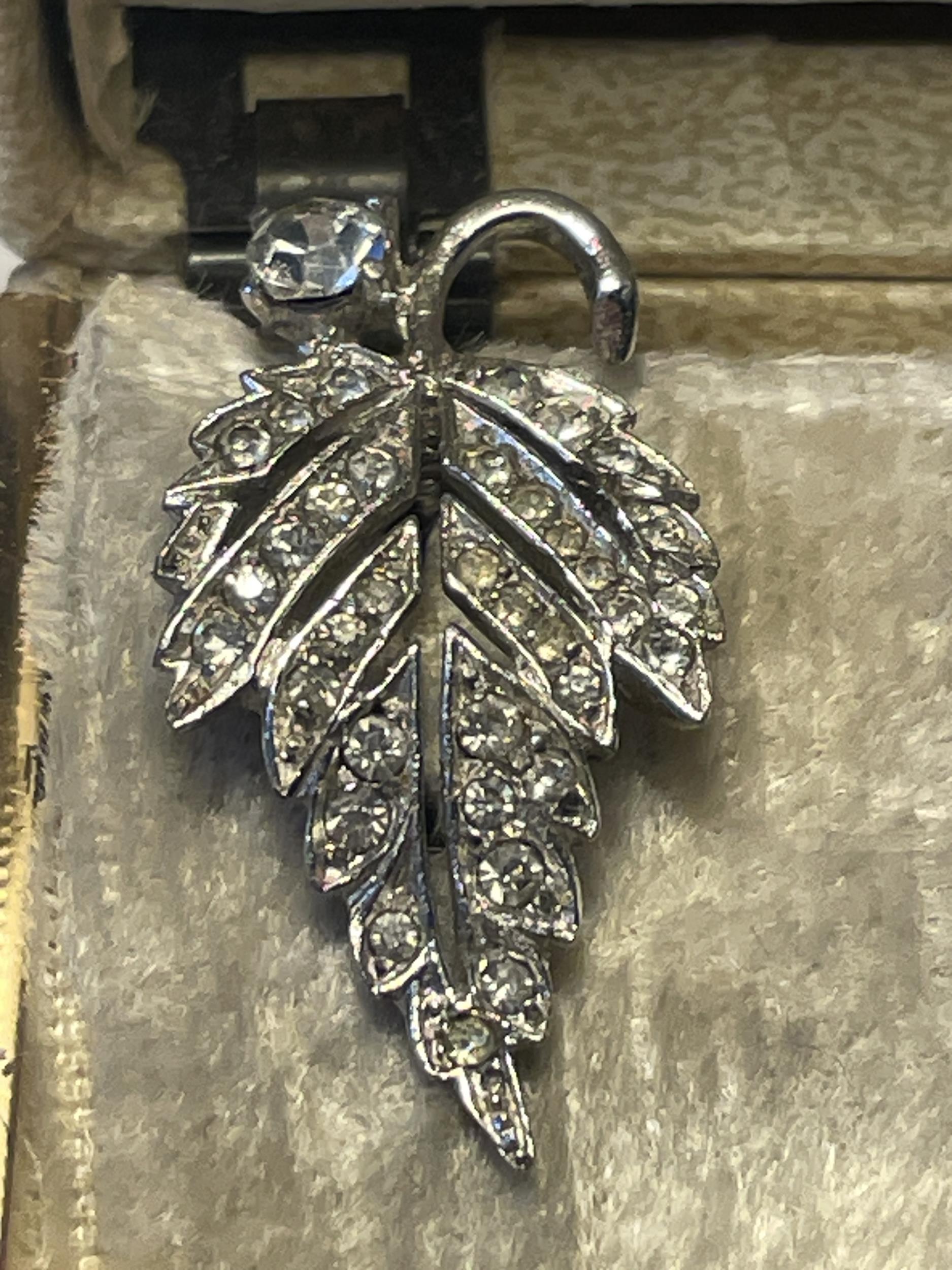 A PAIR OF 1040'S METAL RHODIUM AND CLEAR STONE EARRINGS IN A LEAF DESIGN WITH PRESENTATION BOX - Image 2 of 4