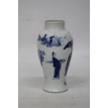 A CHINESE KANGXI PERIOD (1661 - 1722) BLUE AND WHITE PORCELAIN VASE HEIGHT 19CM