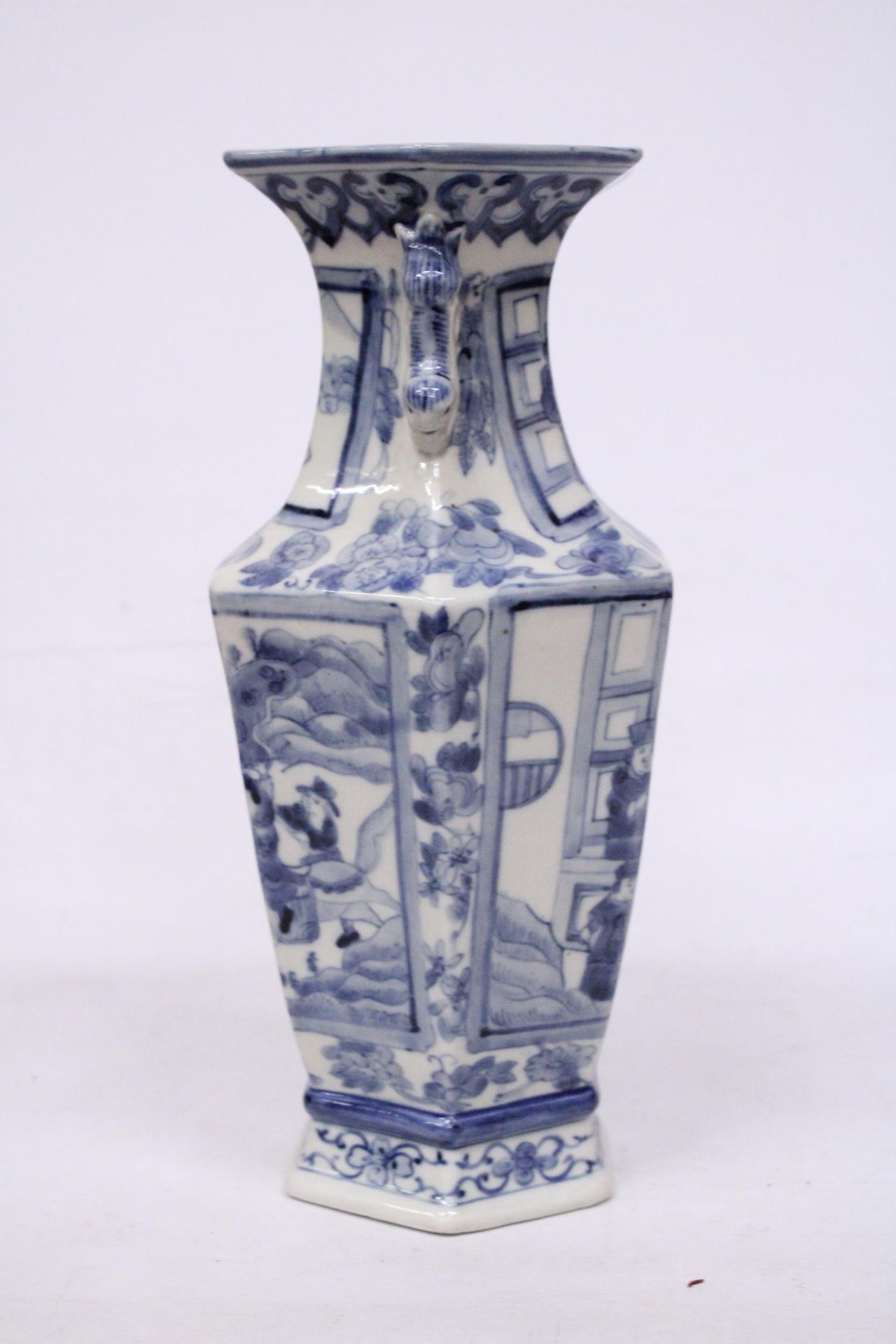 A CHINESE BLUE AND WHITE HAND PAINTED VASE - Image 5 of 5