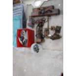 AN ASSORTMENT OF VINTAGE TOOLS TO INCLUDE BENCH VICES, WOOD PLANES AND A PIPE CUTTER ETC