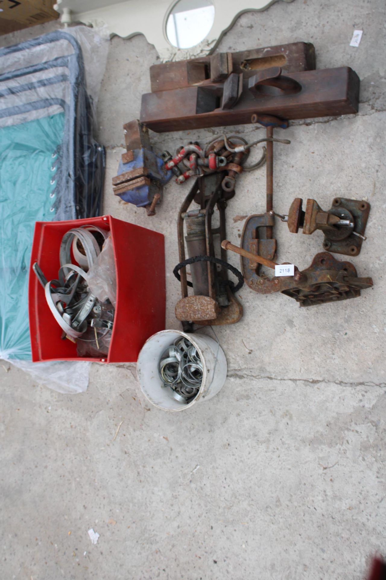 AN ASSORTMENT OF VINTAGE TOOLS TO INCLUDE BENCH VICES, WOOD PLANES AND A PIPE CUTTER ETC