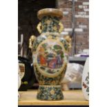 AN ITALIAN STYLE VASE WITH GOLD ACCENTS AND FIGURAL DESIGN - APPROX 59 CM