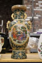 AN ITALIAN STYLE VASE WITH GOLD ACCENTS AND FIGURAL DESIGN - APPROX 59 CM