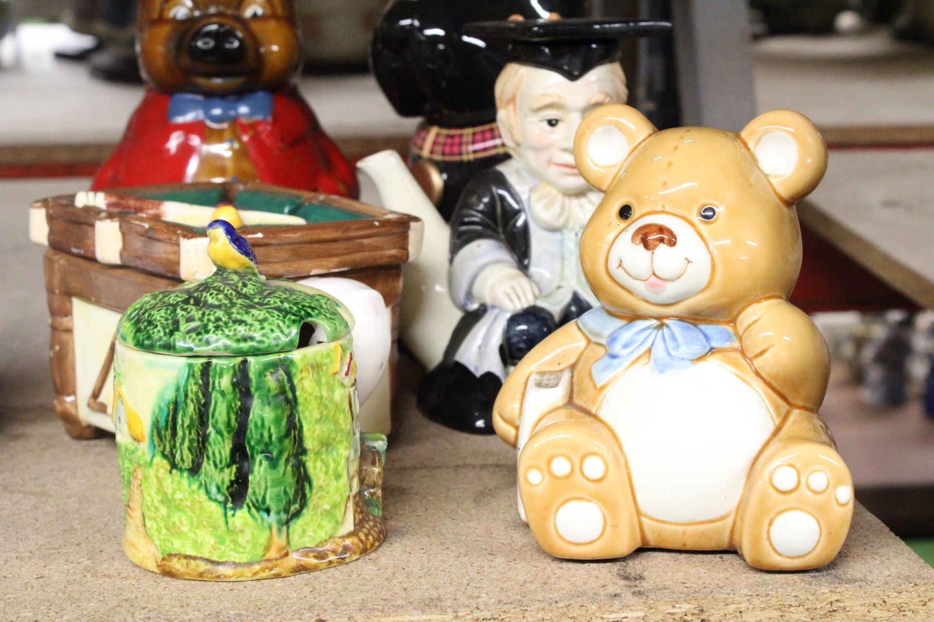 A QUANTITY OF NOVELTY CERAMICS TO INCLUDE TEAPOTS, MONEY BOX, COOKIE JAR AND PRESERVE POT - Image 2 of 6