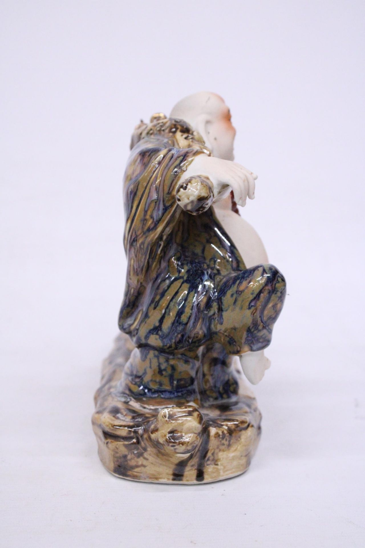 A CHINESE PORCELAIN BUDDHA PULLING A SACK WITH RATS - Image 5 of 6