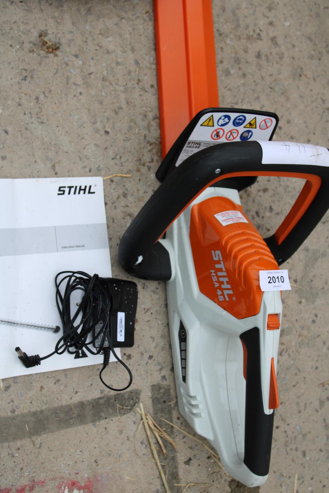 A STIHL HSA 45 BATTERY HEDGE TRIMMER WITH CHARGER AND MANUAL - Image 2 of 2