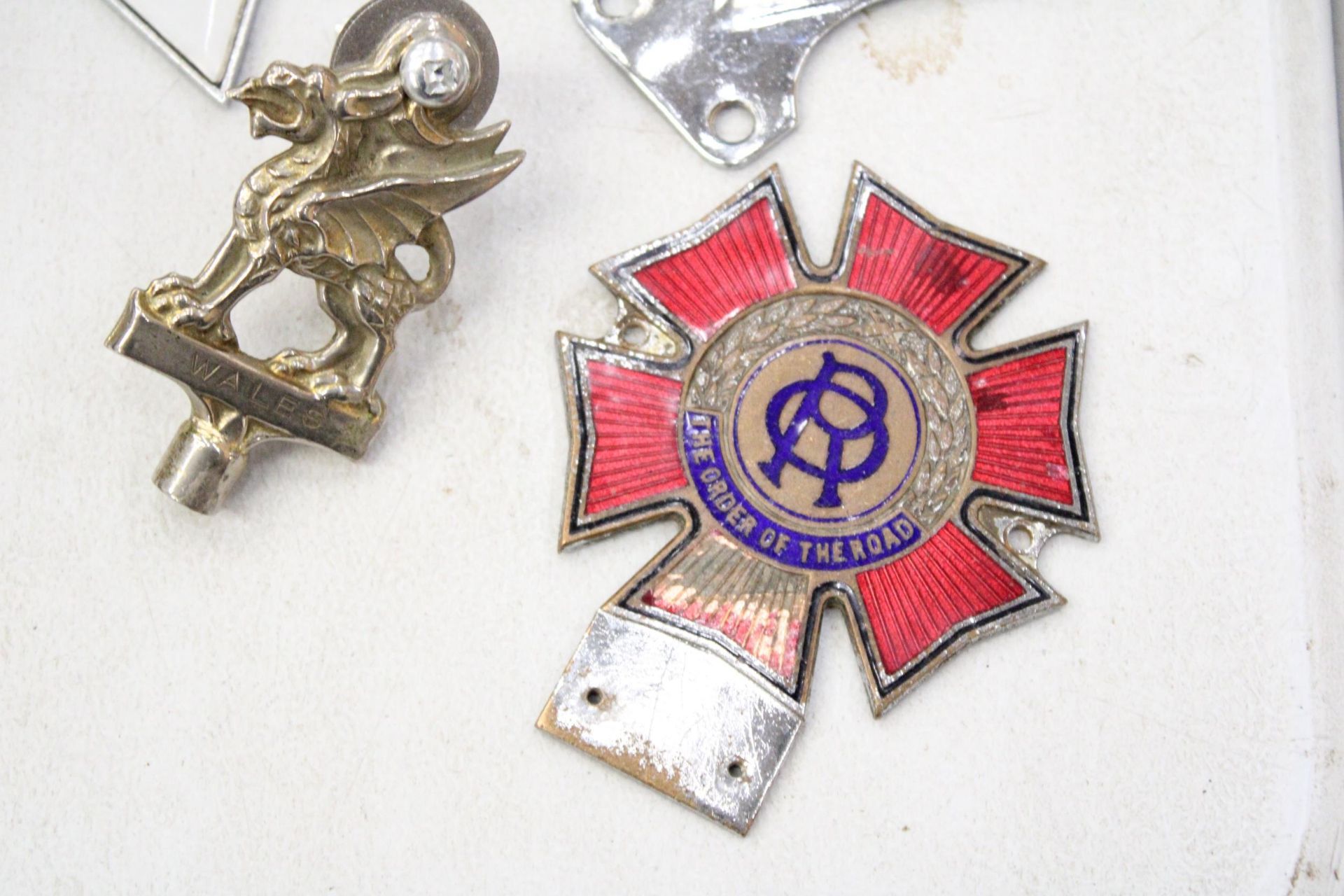 A QUANTITY OF VINTAGE CAR BADGES TO INCLUDE THE AA, VETERAN MOTORISTS ASSOCIATION CAR CLUB BADGES - Image 4 of 5