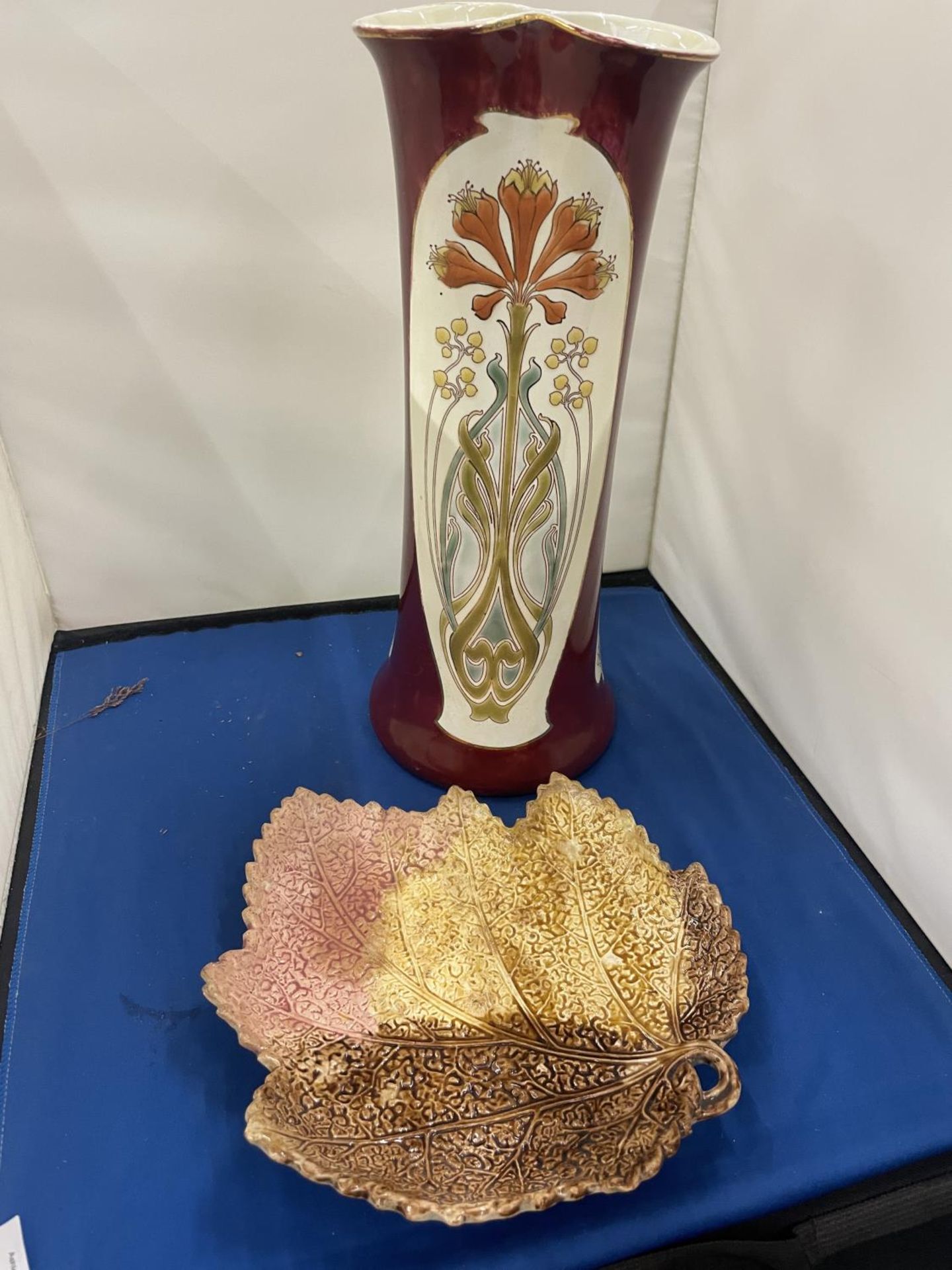 A LATE 19TH EARLY/20TH CENTURY TUBELINED ART NOUVEAU VASE AND A LEAF DISH - Image 2 of 12
