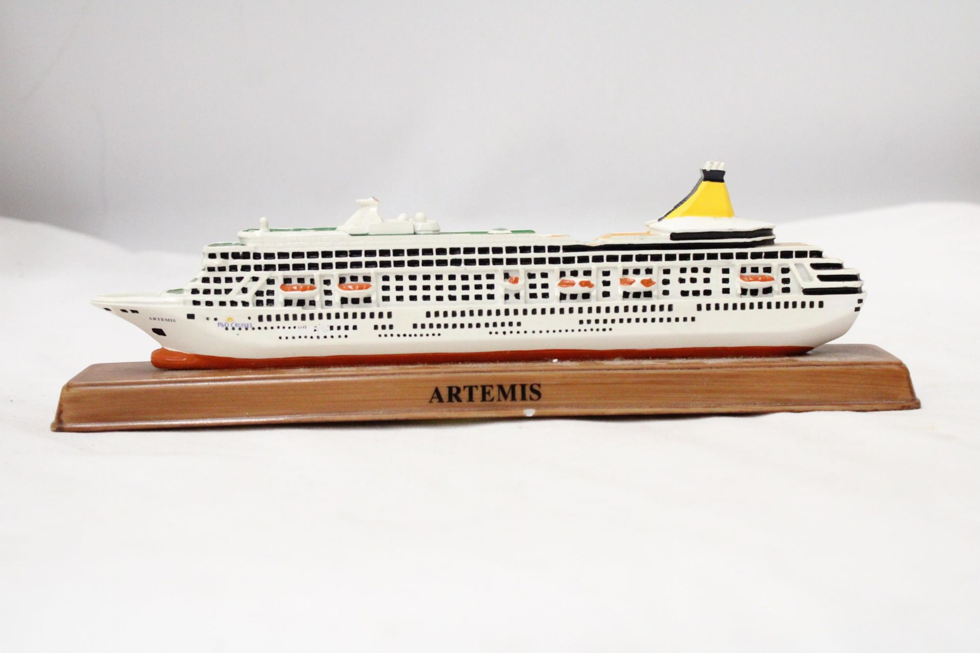 A HEAVY SOLID OCEAN LINER ON WOODEN STAND (ARTEMIS), LENGTH 26CM, HEIGHT 6CM - Image 3 of 5