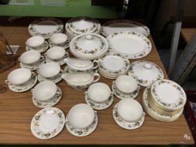 A ROYAL DOULTON 'LARCHMONT' PART DINNER SERVICE TO INCLUDE VARIOUS SIZES OF PLATES, SERVING BOWLS,