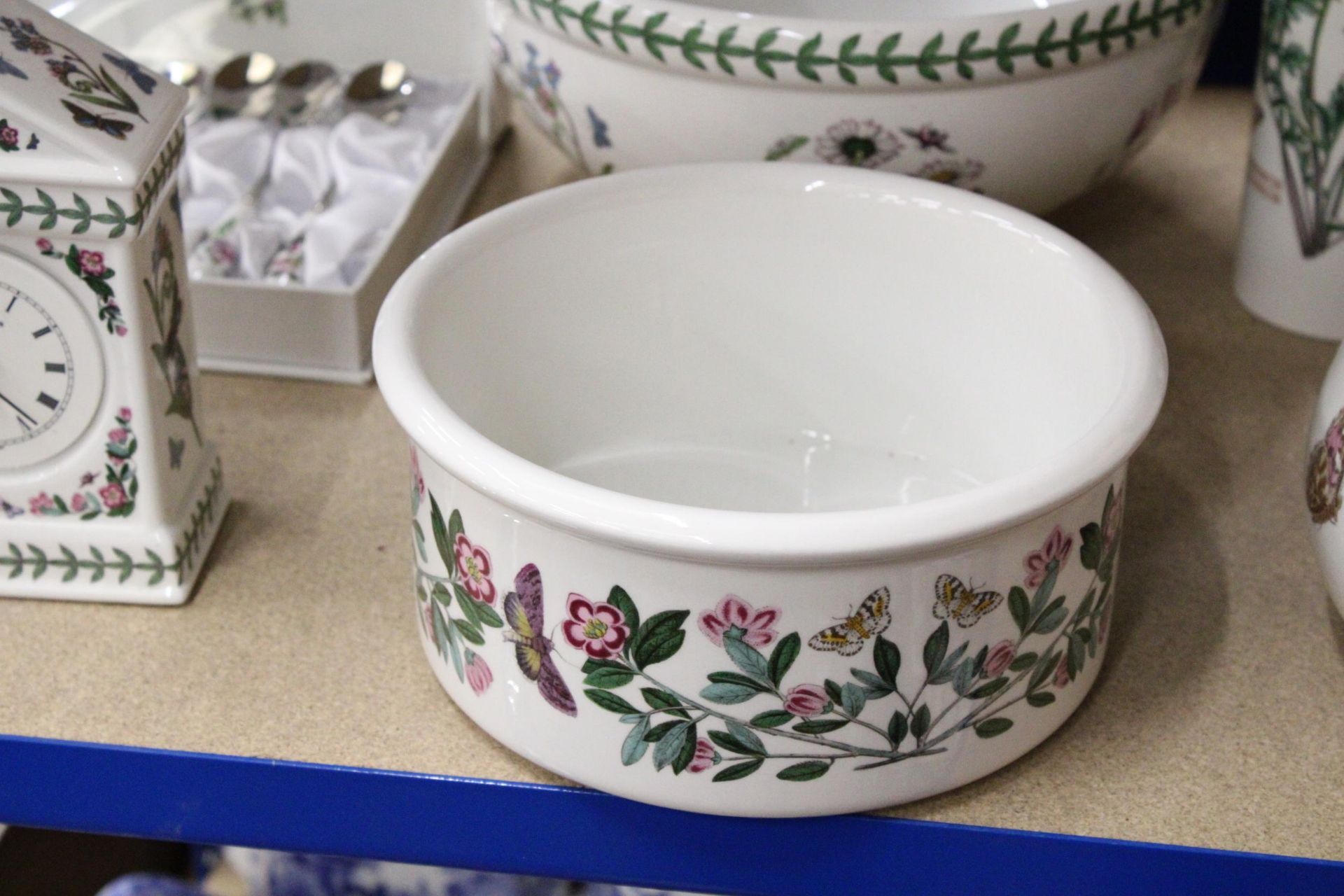 A QUANTITY OF PORTMERION TO INCLUDE BOTANIC GARDEN BOXED SPOONS, CLOCK, LARGE BOWL, VASE, ETC., - Image 7 of 7