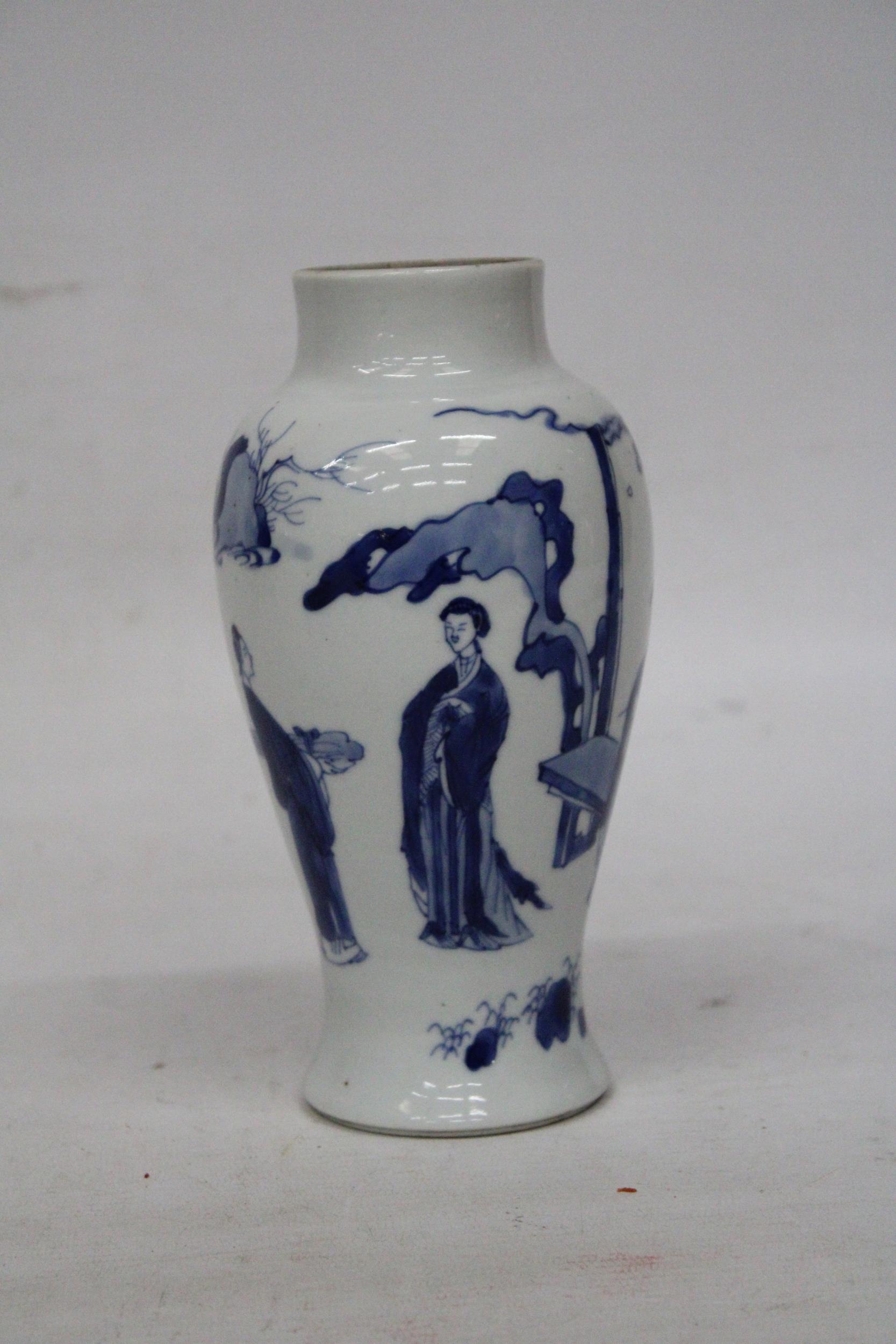 A CHINESE KANGXI PERIOD (1661 - 1722) BLUE AND WHITE PORCELAIN VASE HEIGHT 19CM - Image 4 of 7