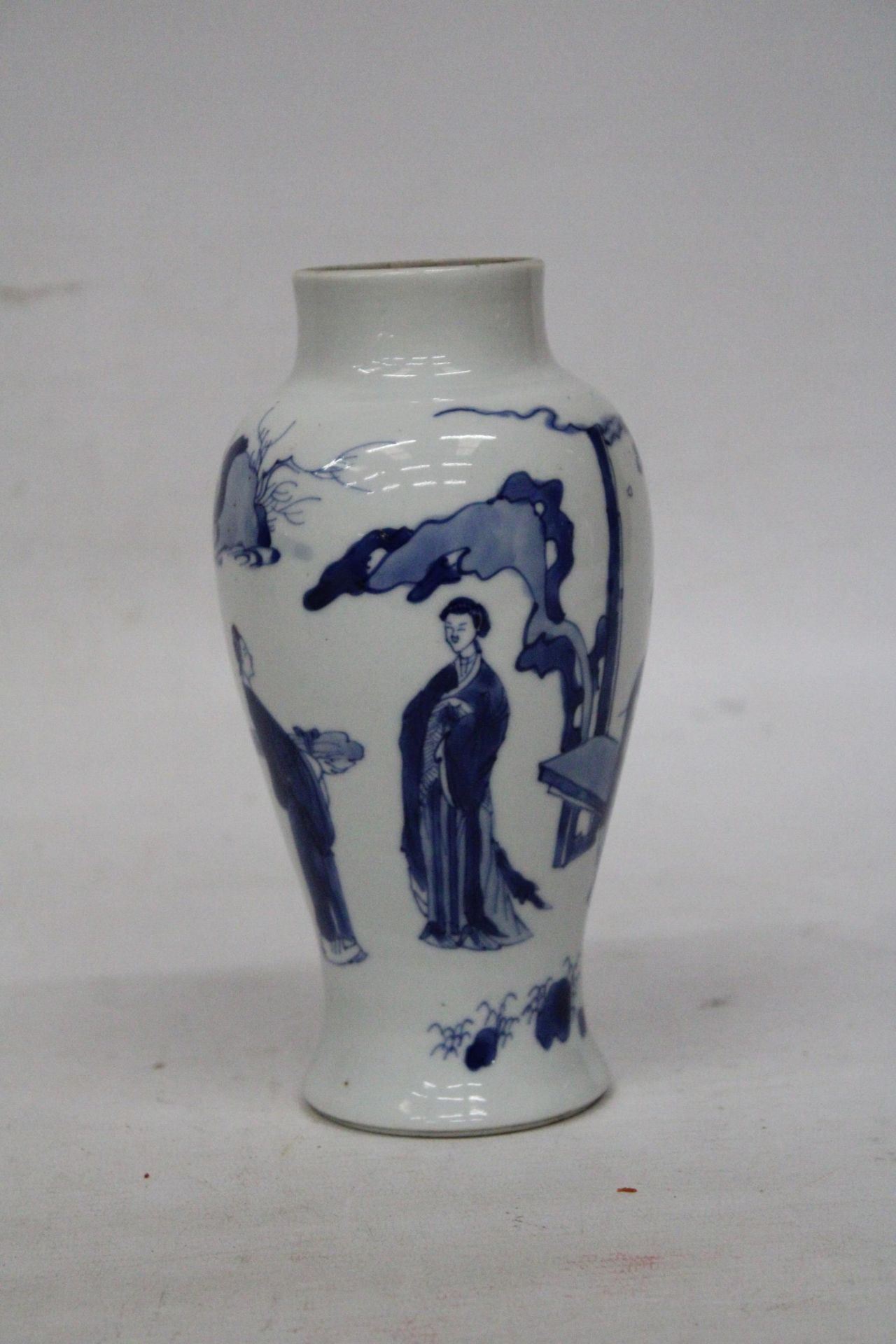 A CHINESE KANGXI PERIOD (1661 - 1722) BLUE AND WHITE PORCELAIN VASE HEIGHT 19CM - Bild 4 aus 7