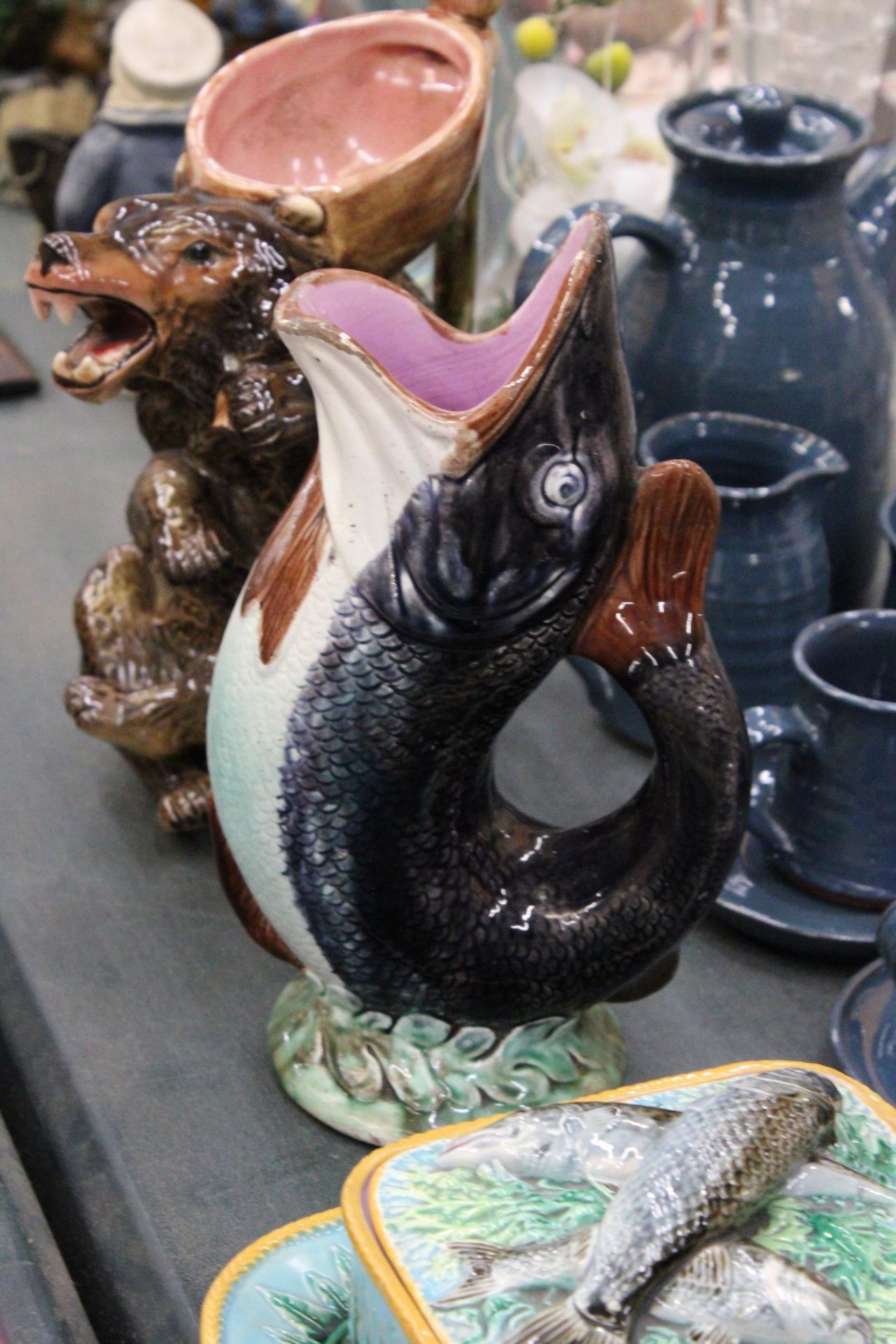 A COLLECTION OF CERAMICS TO INCLUDE MAJOLICA FISH JUG, A BEAR MAJOLICA NOVELTY SYRUP JUG, A MAJOLICA - Image 2 of 6