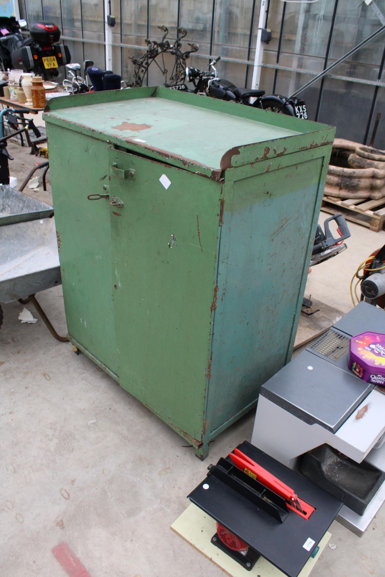 AN INDUSTRIAL METAL TWO DOOR WORKSHOP CUPBOARD - Image 2 of 3