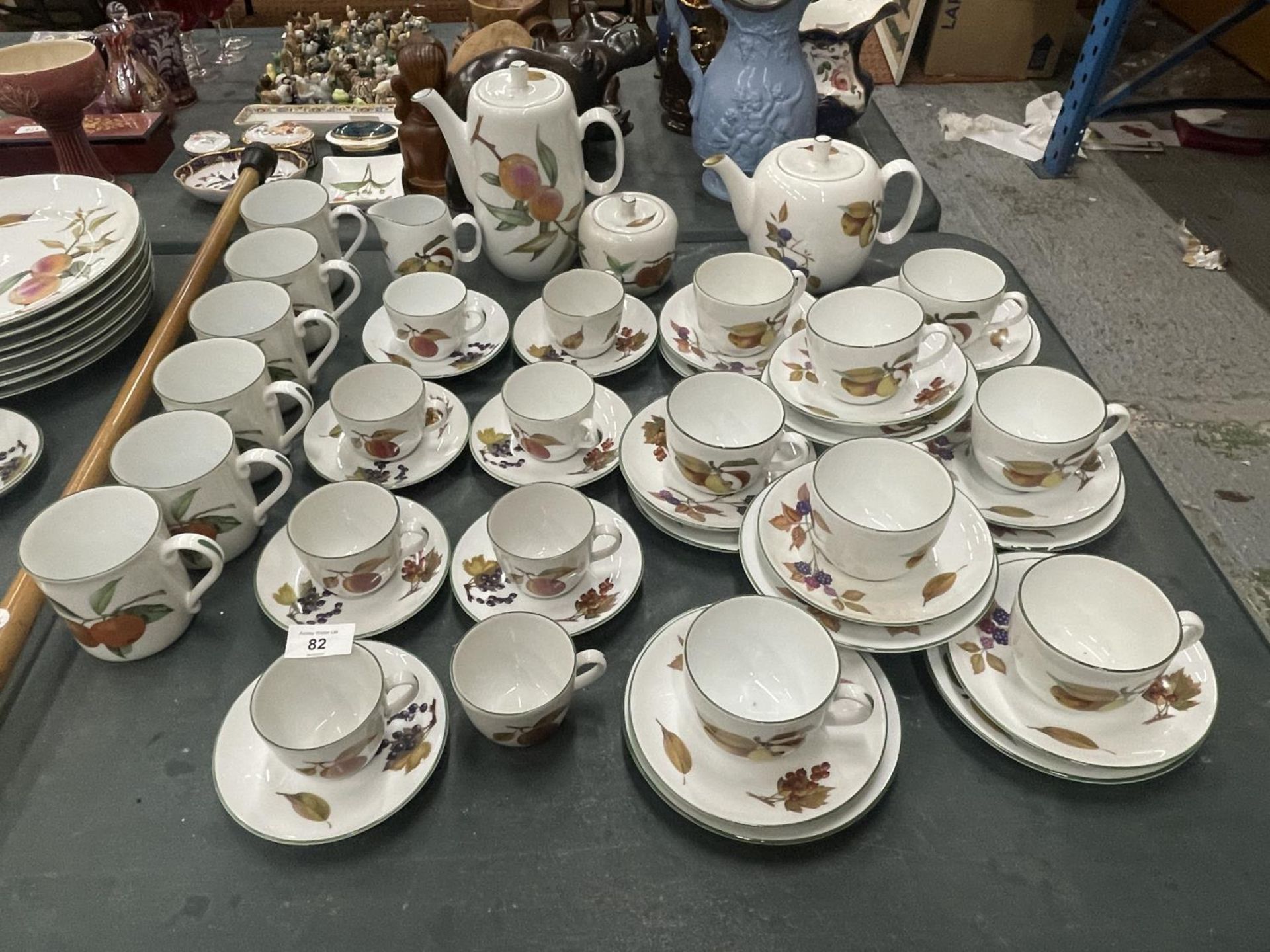 A LARGE COLLECTION OF ROYAL WORCESTER EVESHAM TEA AND COFFEE WARE TO INCLUDE TEAPOT, COFFEE POT, - Image 2 of 8