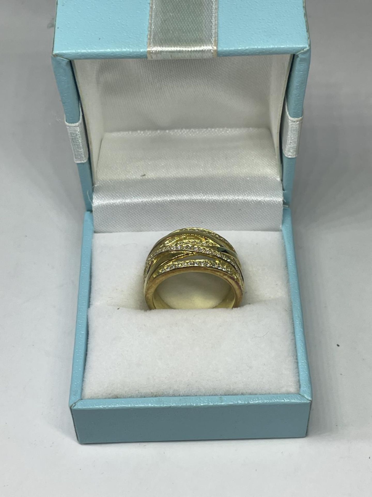 A SILVER GILT RING IN A PRESENTATION BOX