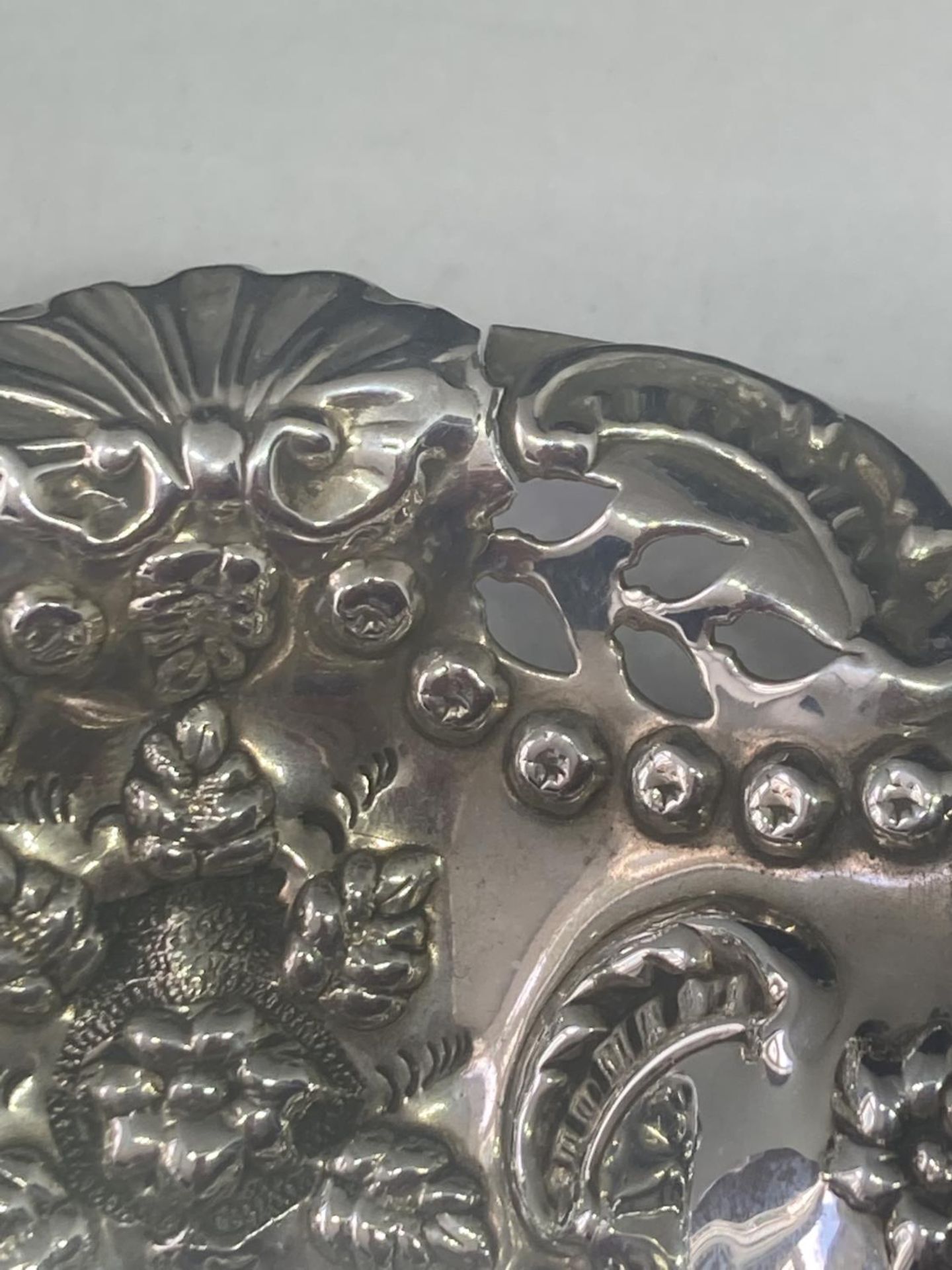 A DECORATIVE HALLMARKED SHEFFIELD SILVER DISH GROSS WEIGHT 124 GRAMS - Image 9 of 10