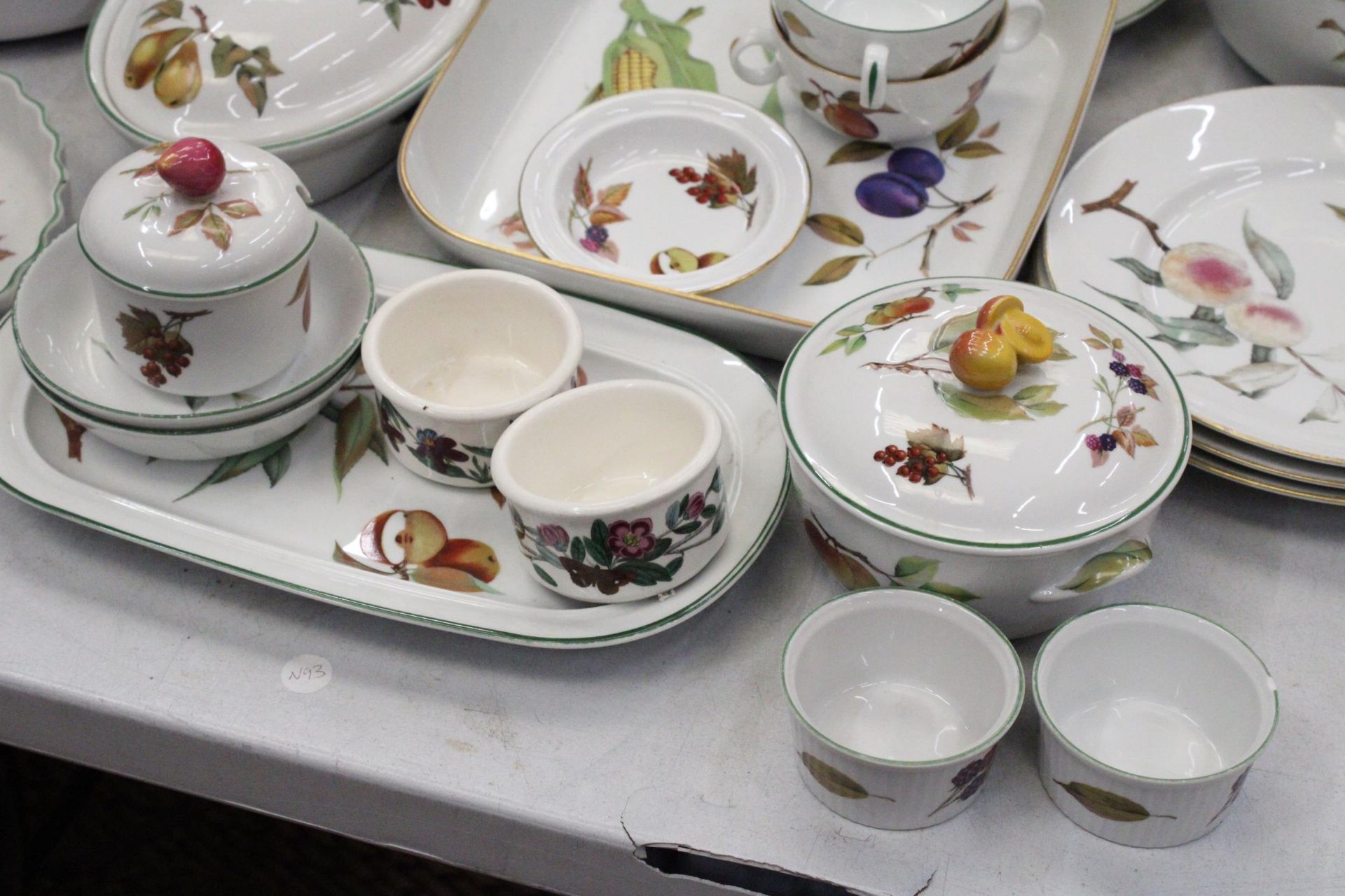A QUANTITY OF ROYAL WORCESTER WARE TO INCLUDE PLATES, DISHES, PRESERVES JAR ETC - Bild 3 aus 7