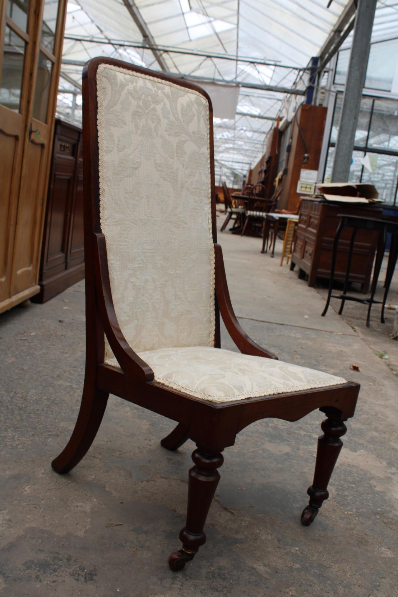 A VICTORIAN MAHOGANY PRIE DIEU CHAIR ON TURNED FRONT LEGS - Image 2 of 3