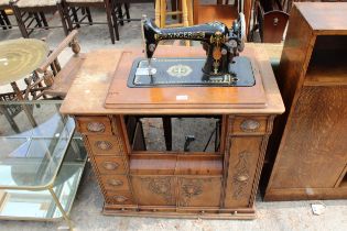 A SINGER SEWING MACHINE (F6827139) IN CABINET, LACKING PEDALS AND MOTOR